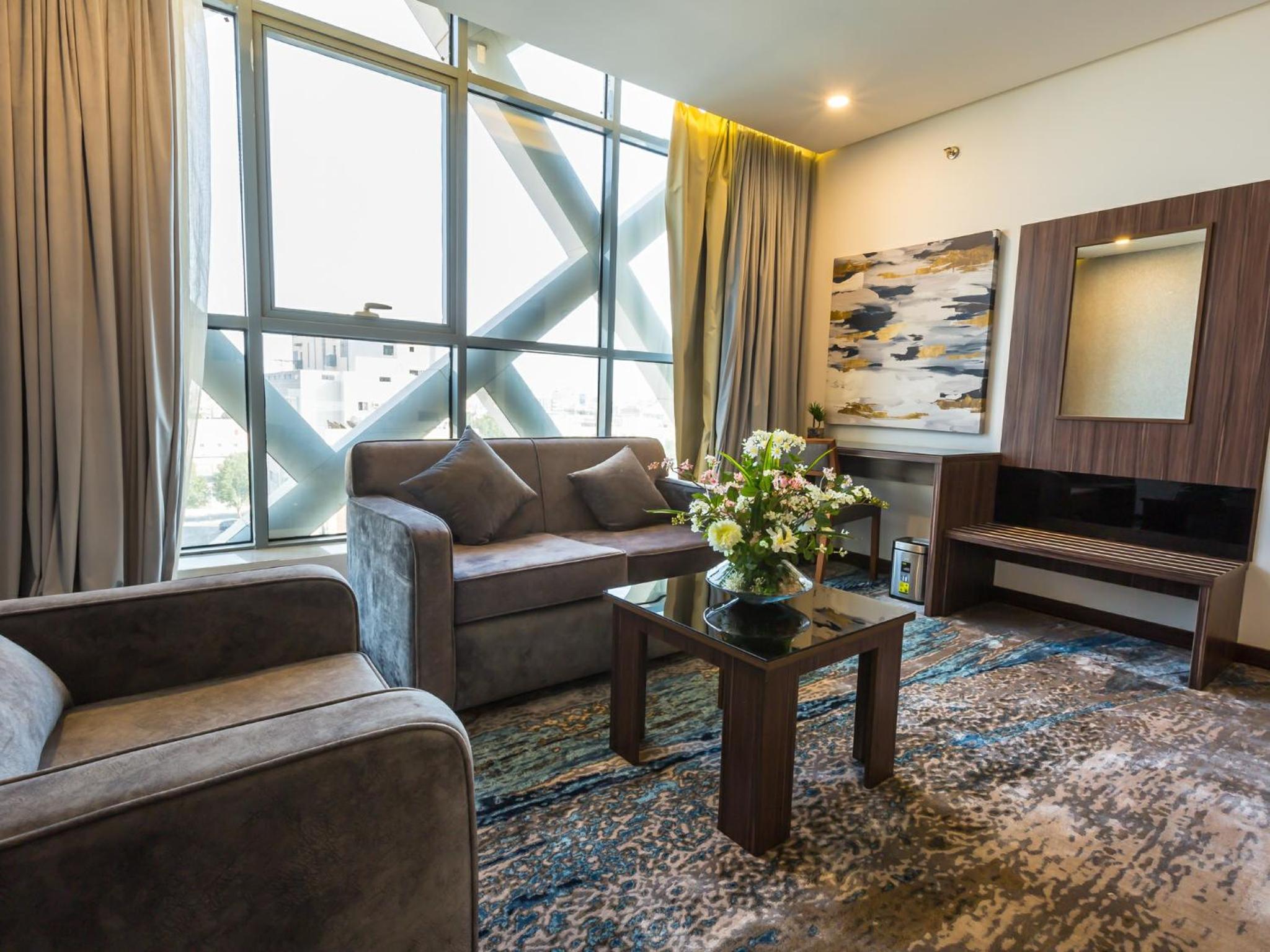 Executive Suite - Photo 4