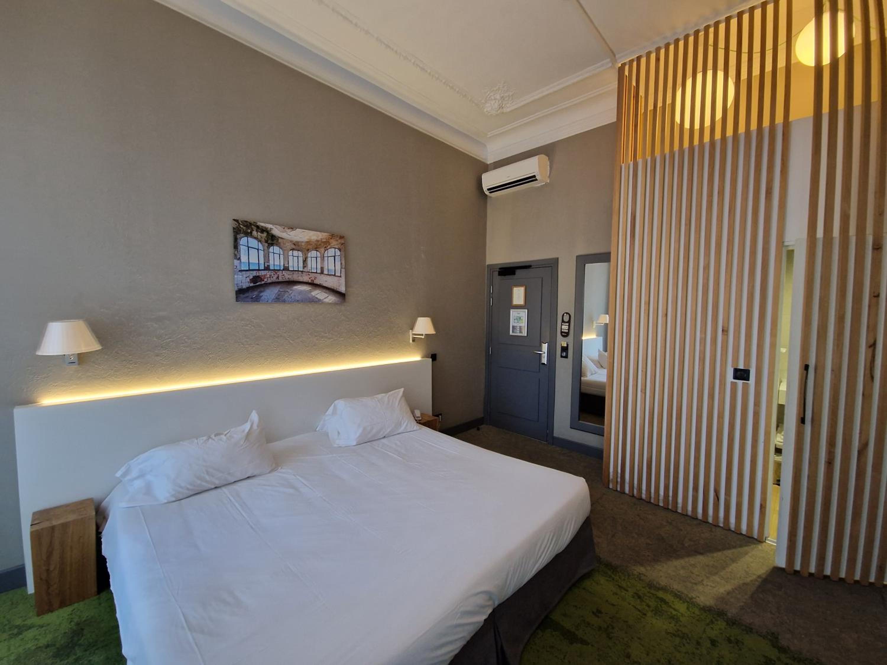 Superior Double Room with Balcony - Photo 5
