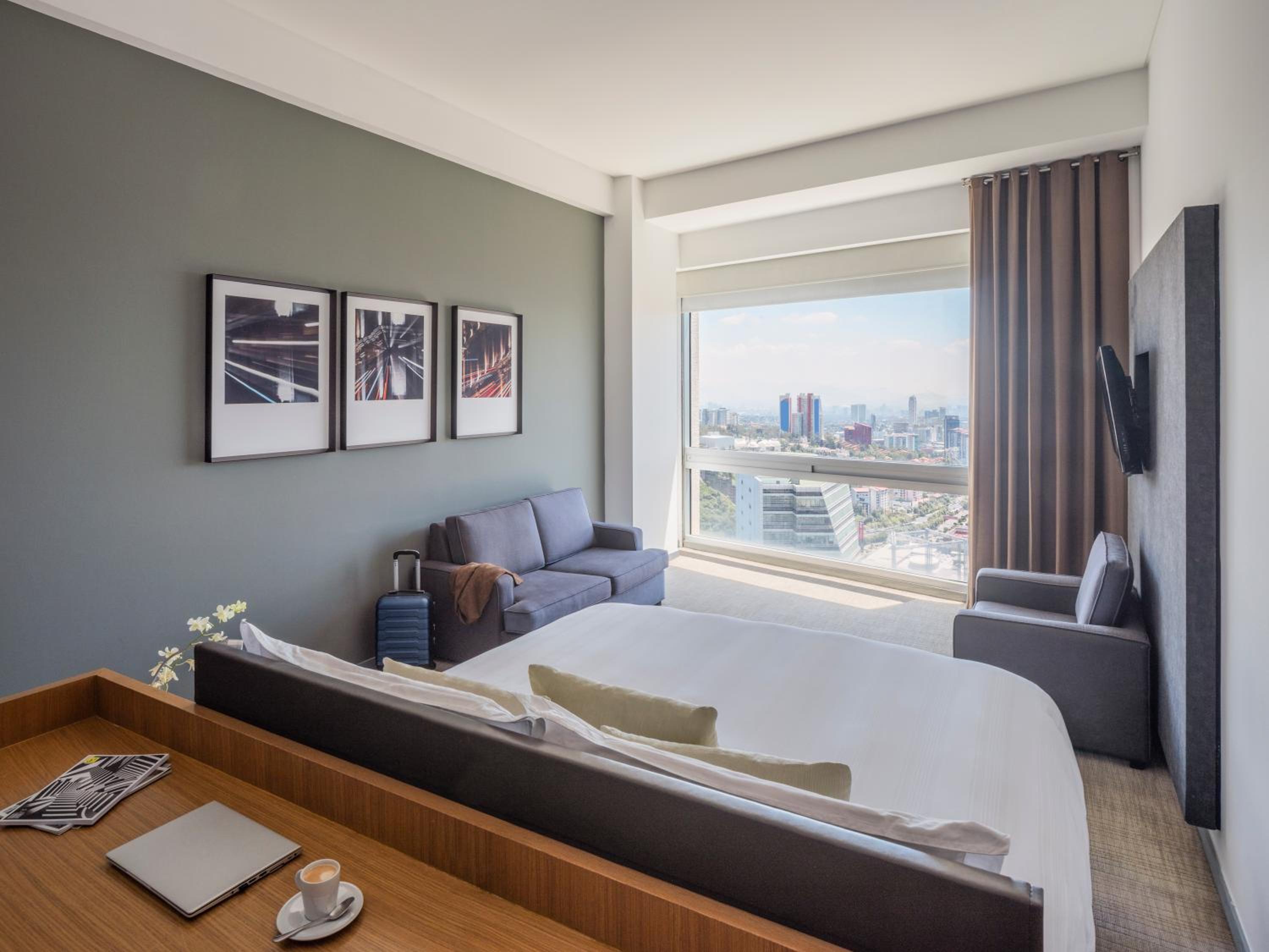 Deluxe  Room with One King Bed and View - Photo 3