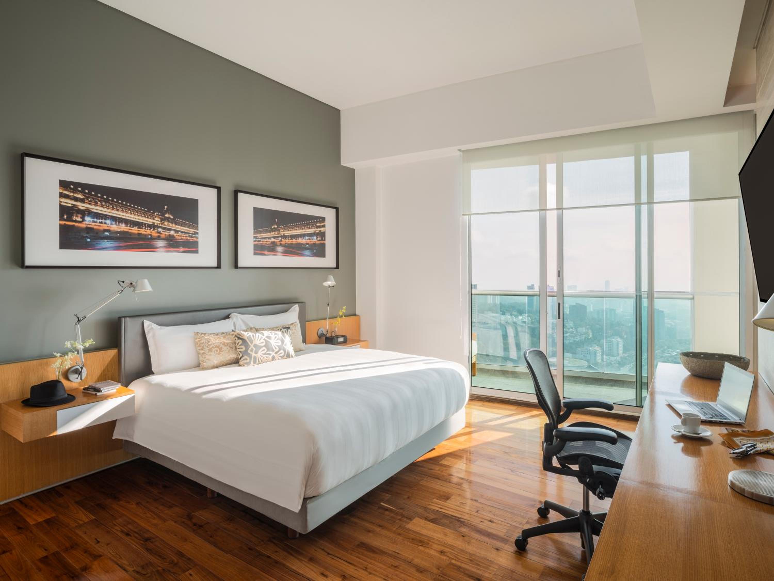 Studio King Suite with View - Photo 3