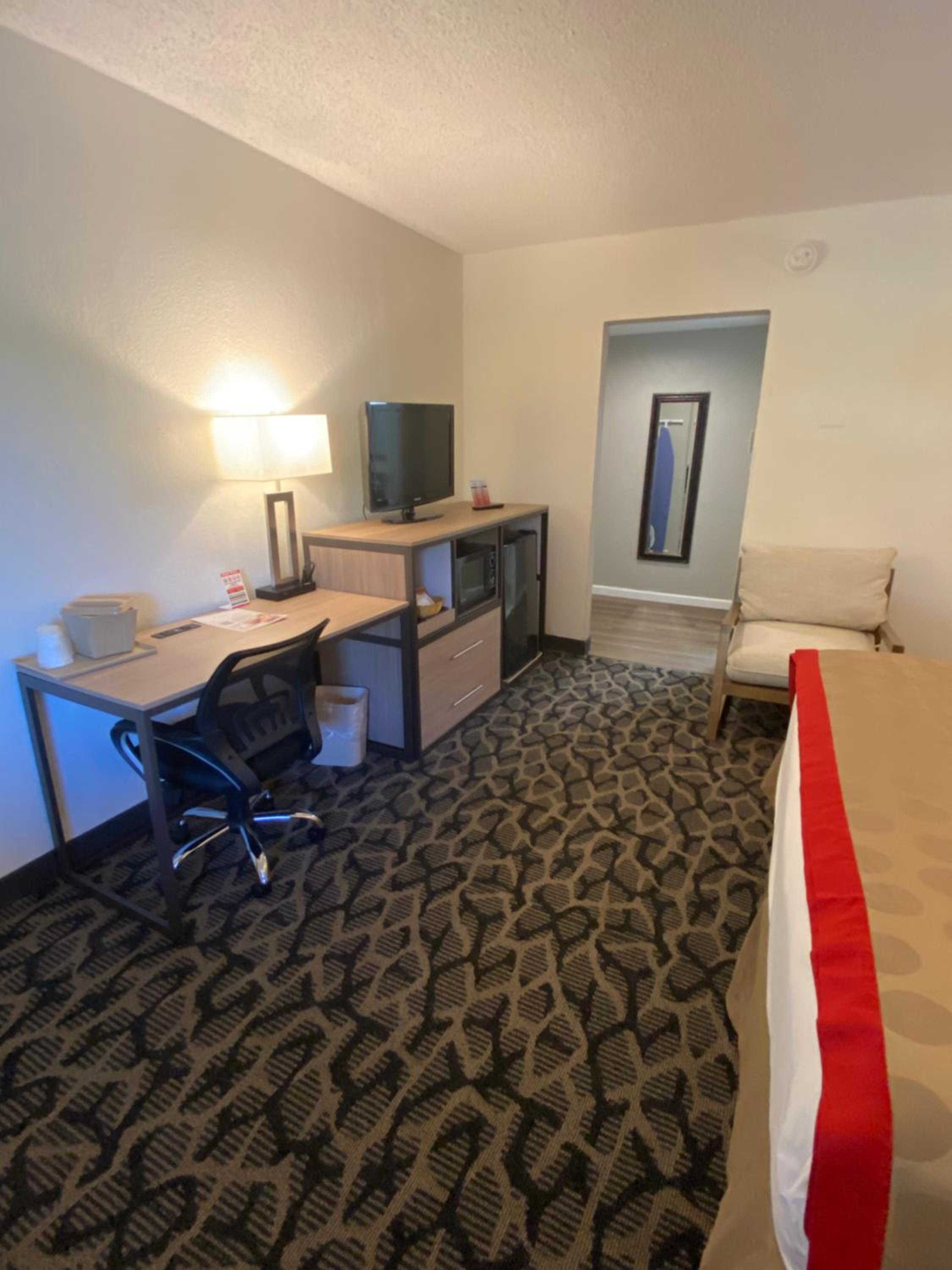 King Room with Exterior Hall - Non-Smoking - Photo 4