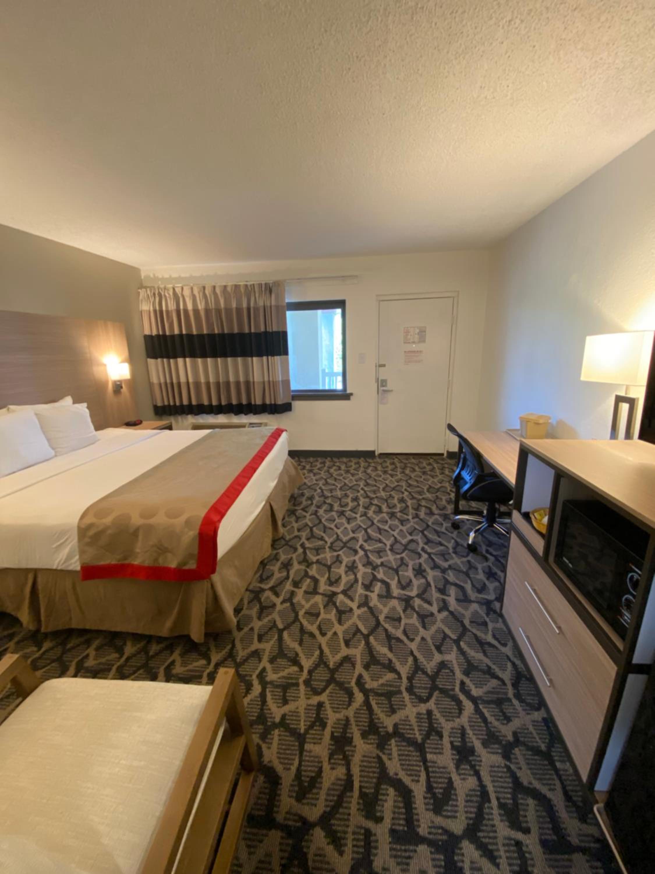 King Room with Exterior Hall - Non-Smoking - Photo 5