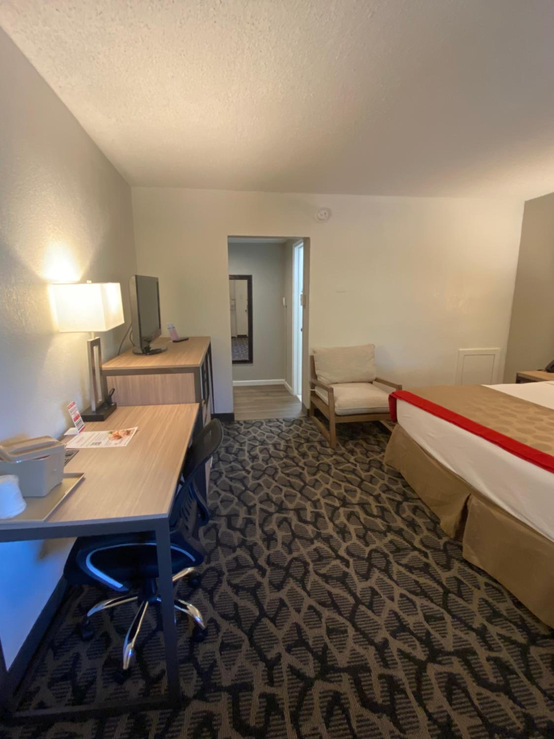 King Room with Exterior Hall - Non-Smoking - Photo 15