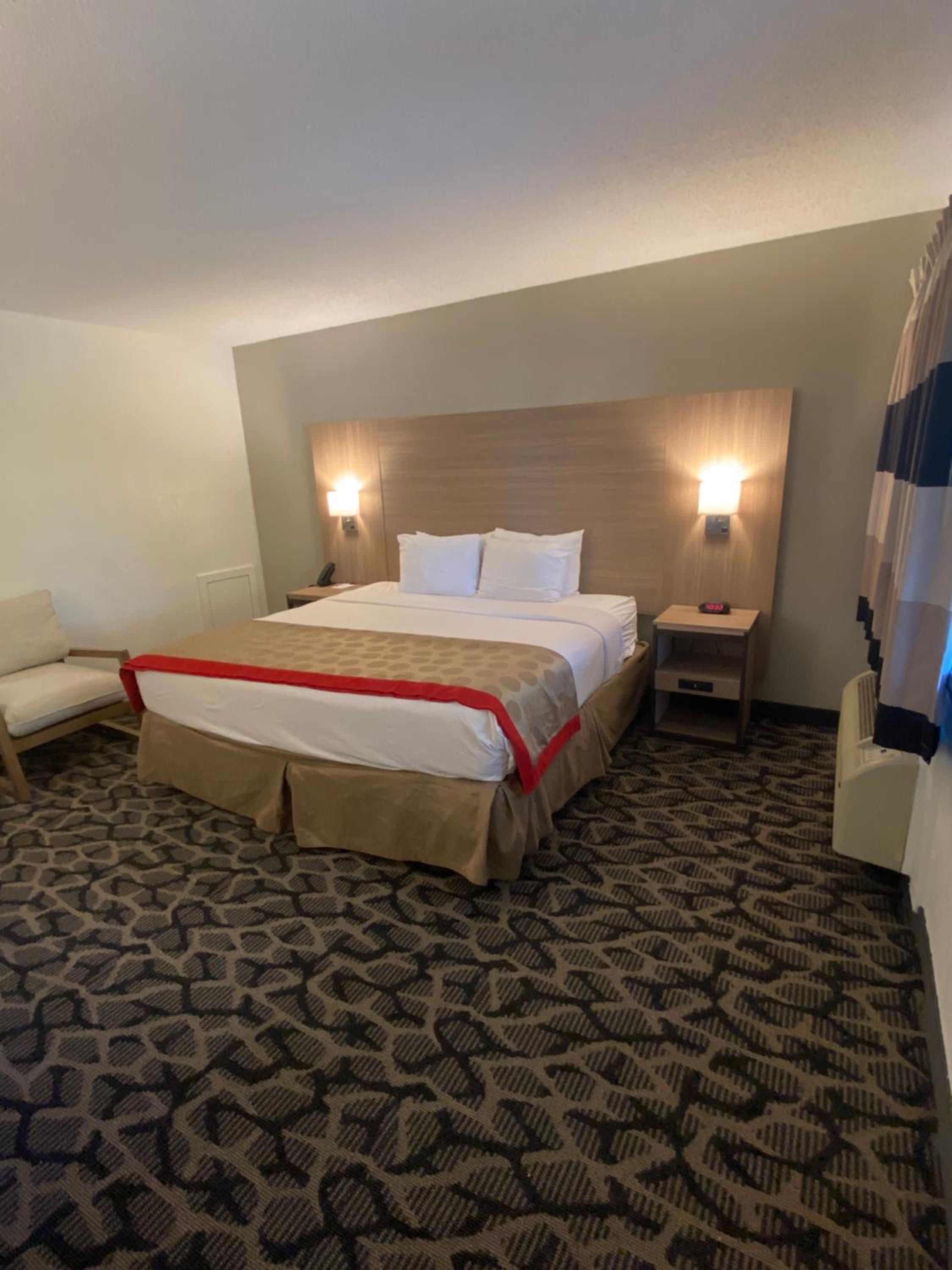 King Room with Exterior Hall - Non-Smoking - Photo 6