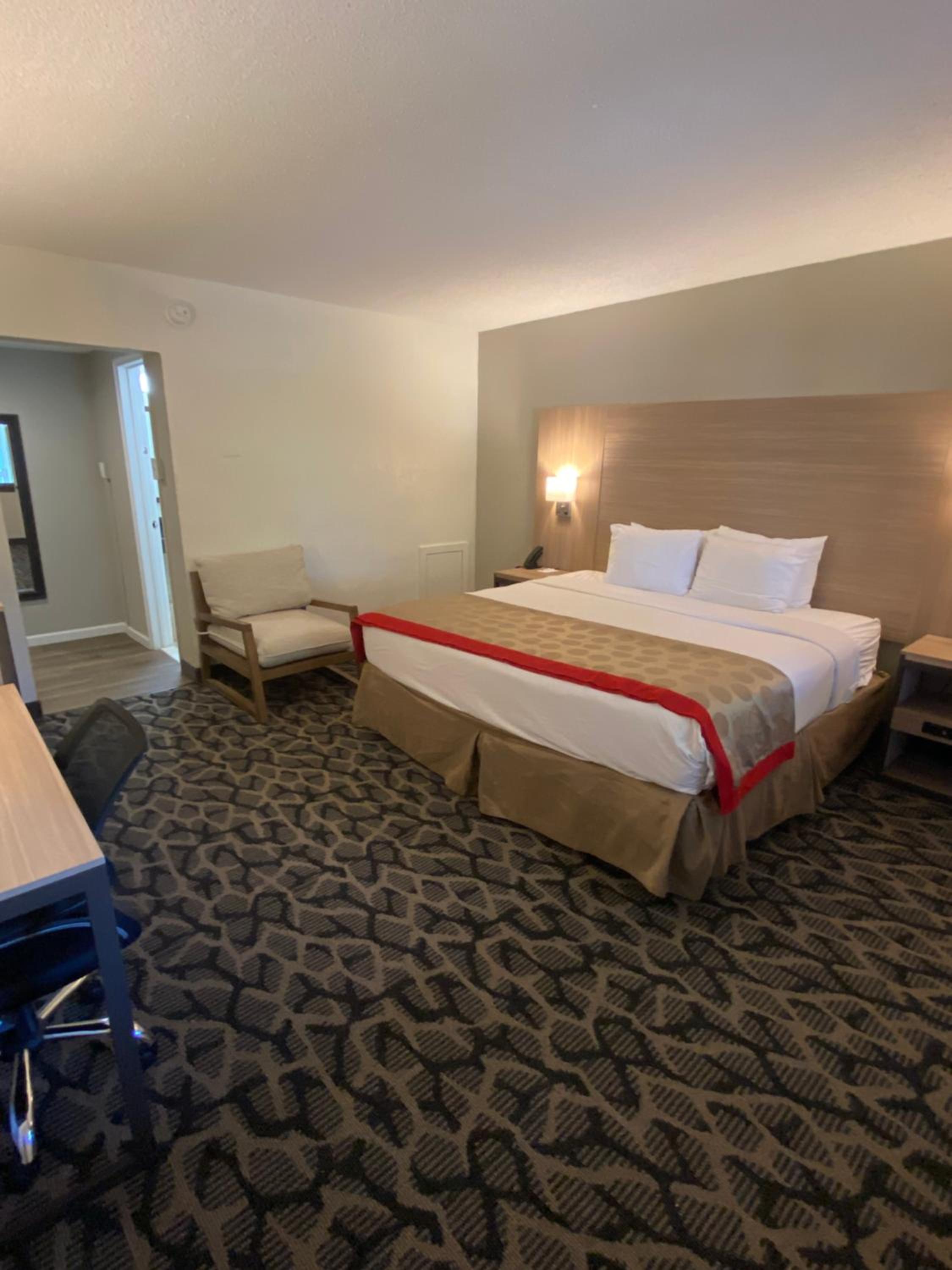 King Room with Exterior Hall - Non-Smoking - Photo 8