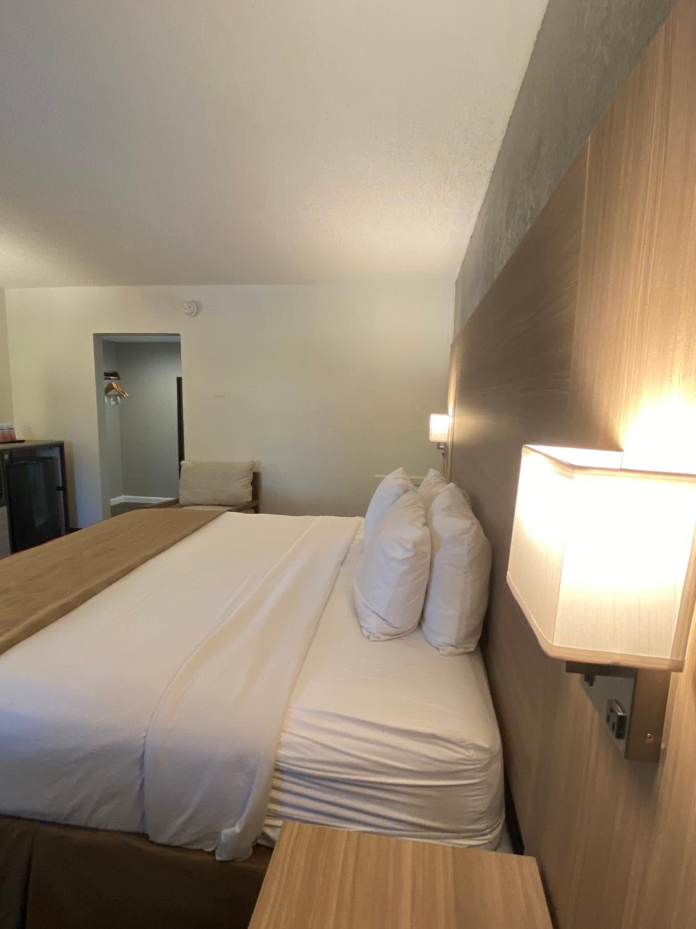 King Room with Exterior Hall - Non-Smoking - Photo 14
