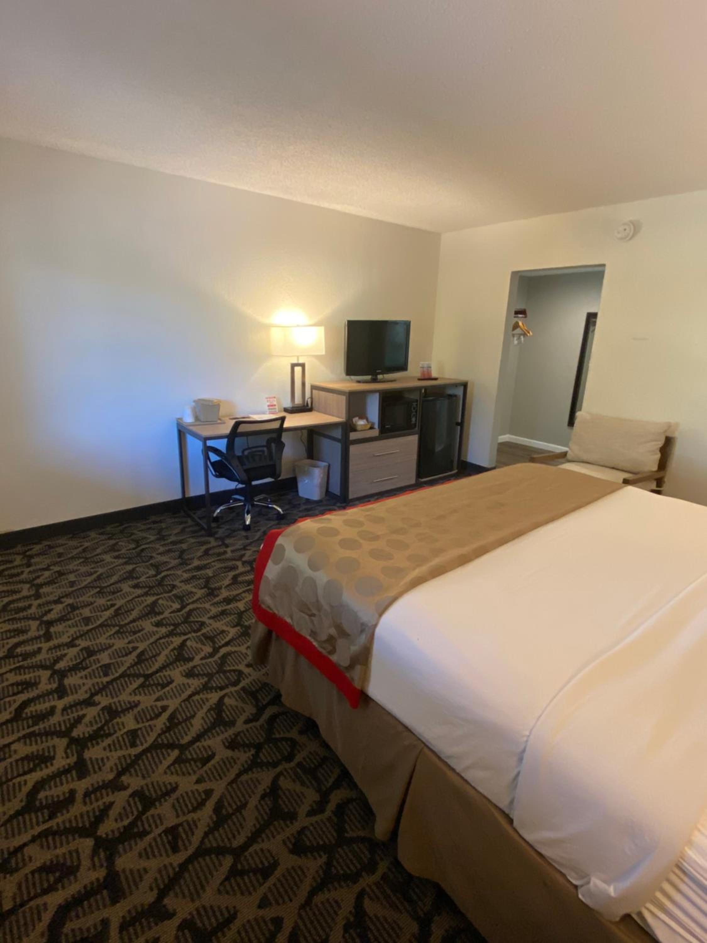 King Room with Exterior Hall - Non-Smoking - Photo 13