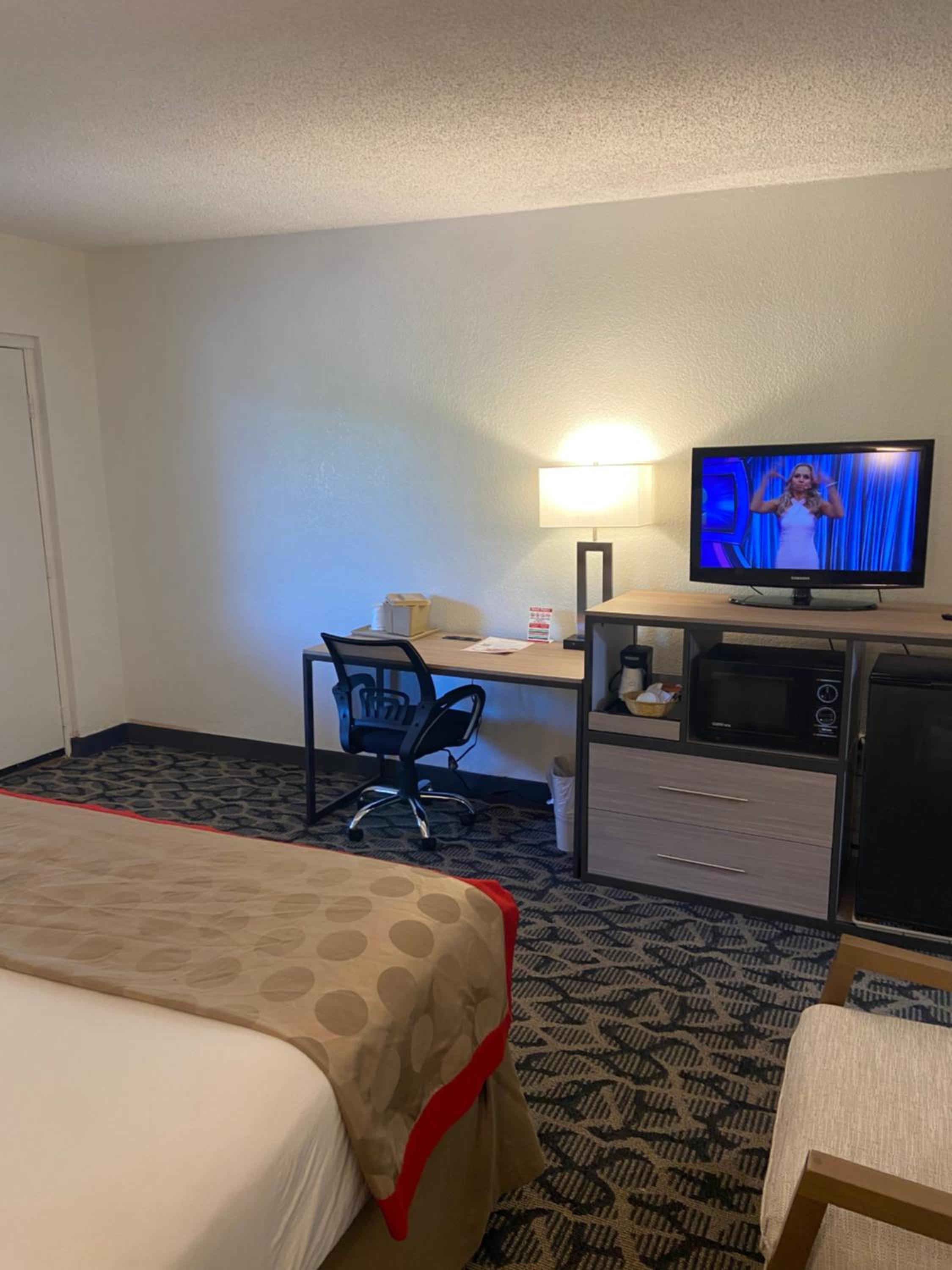 King Room with Exterior Hall - Non-Smoking - Photo 9