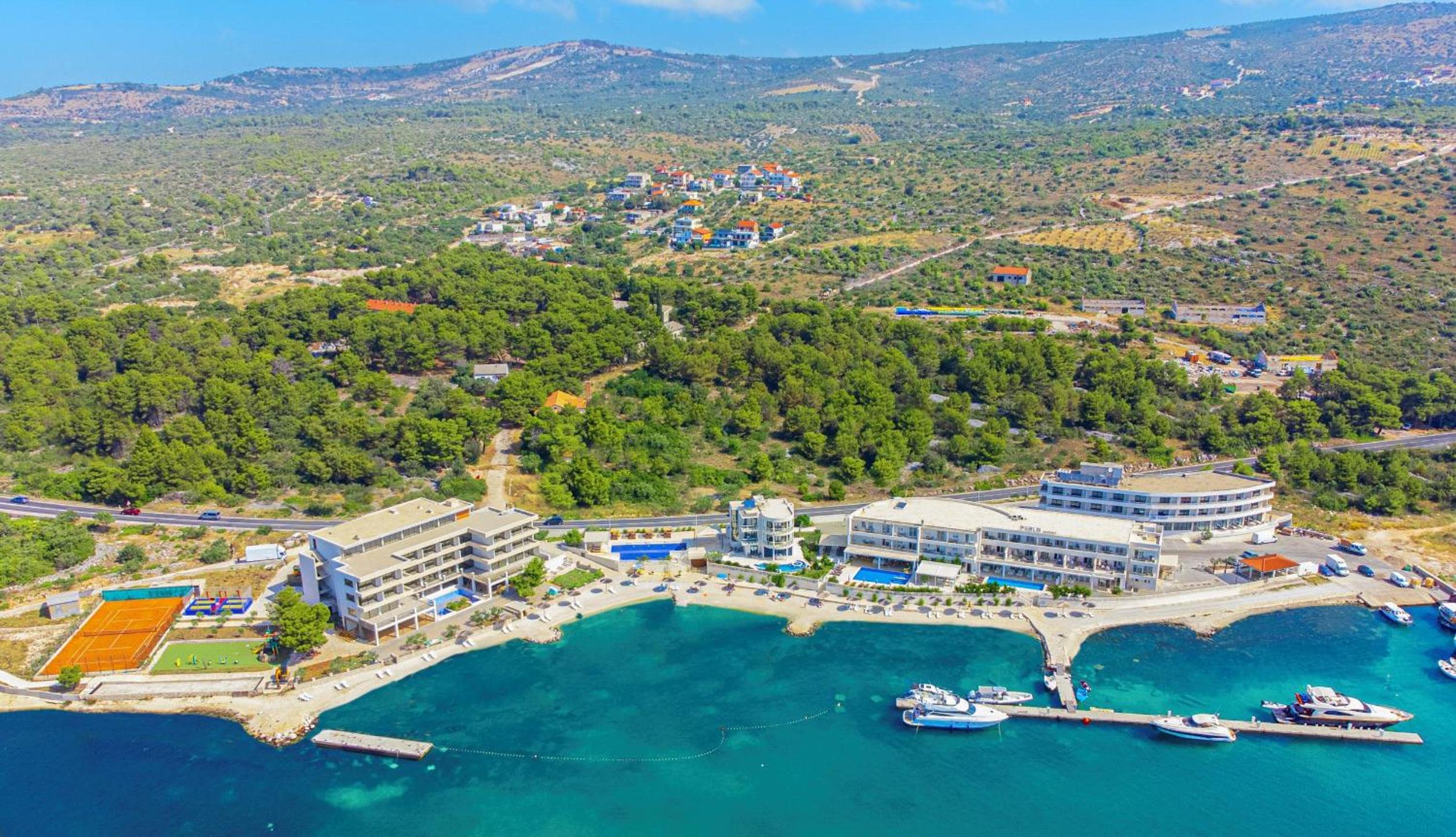 Comfort Two-Bedroom Apartment with Balcony and Sea View photo 2