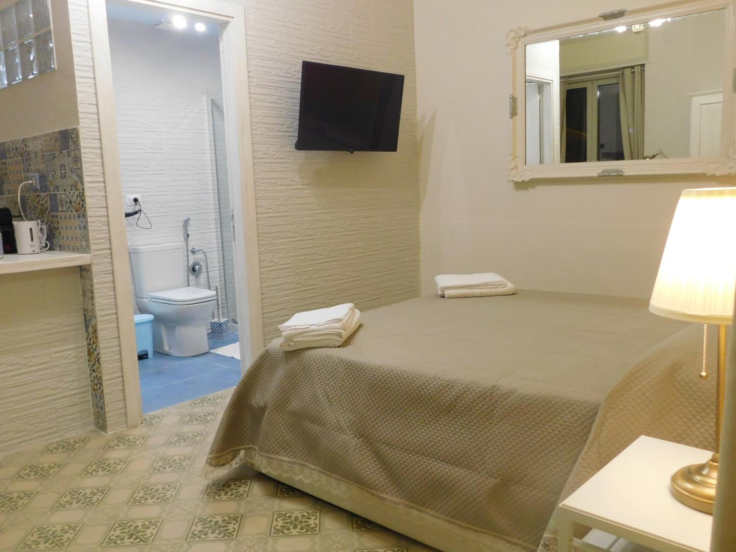 Deluxe Queen Room - Photo 6