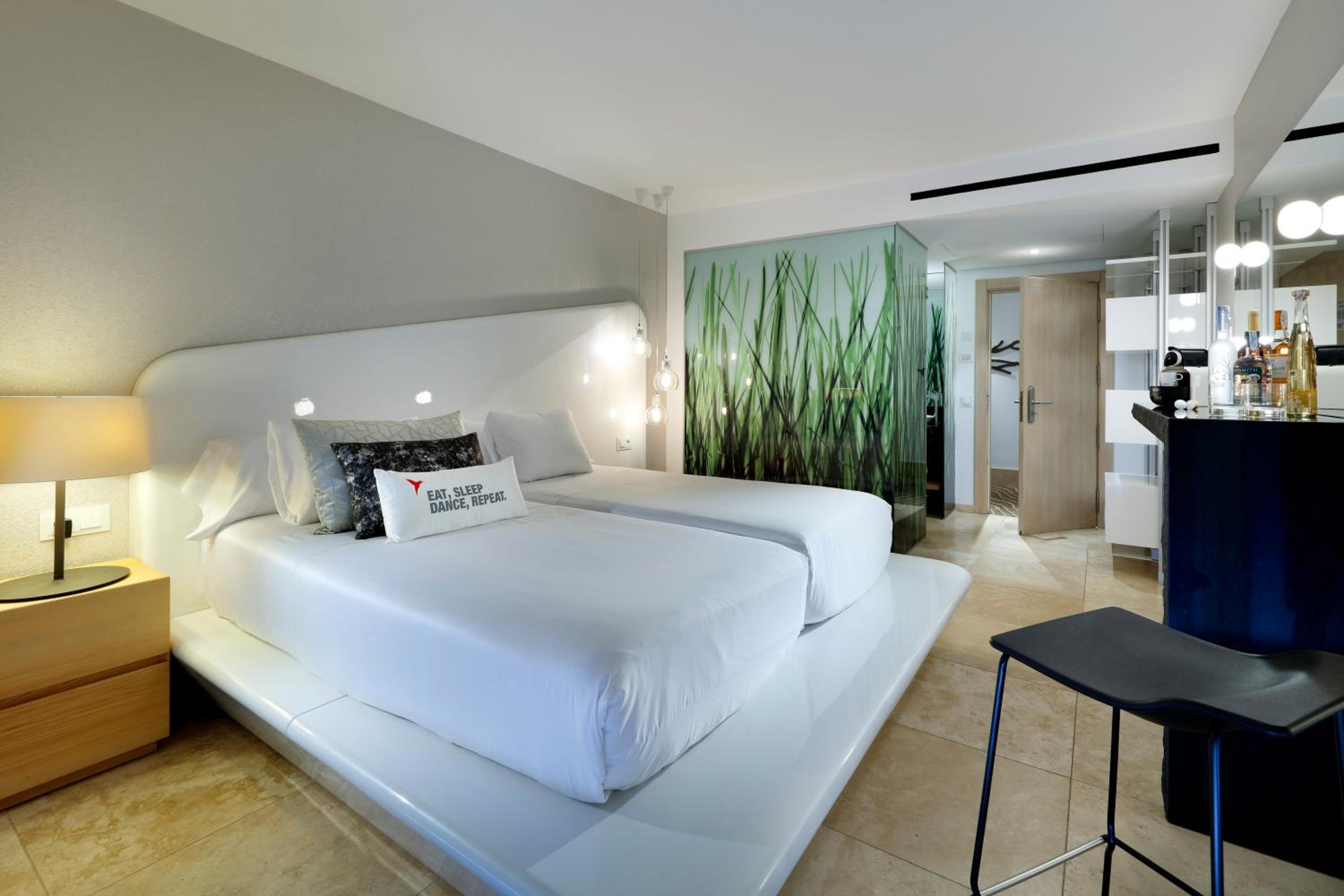 The Twist & Go Room - Entrance to Ushuaia Club Included photo 2