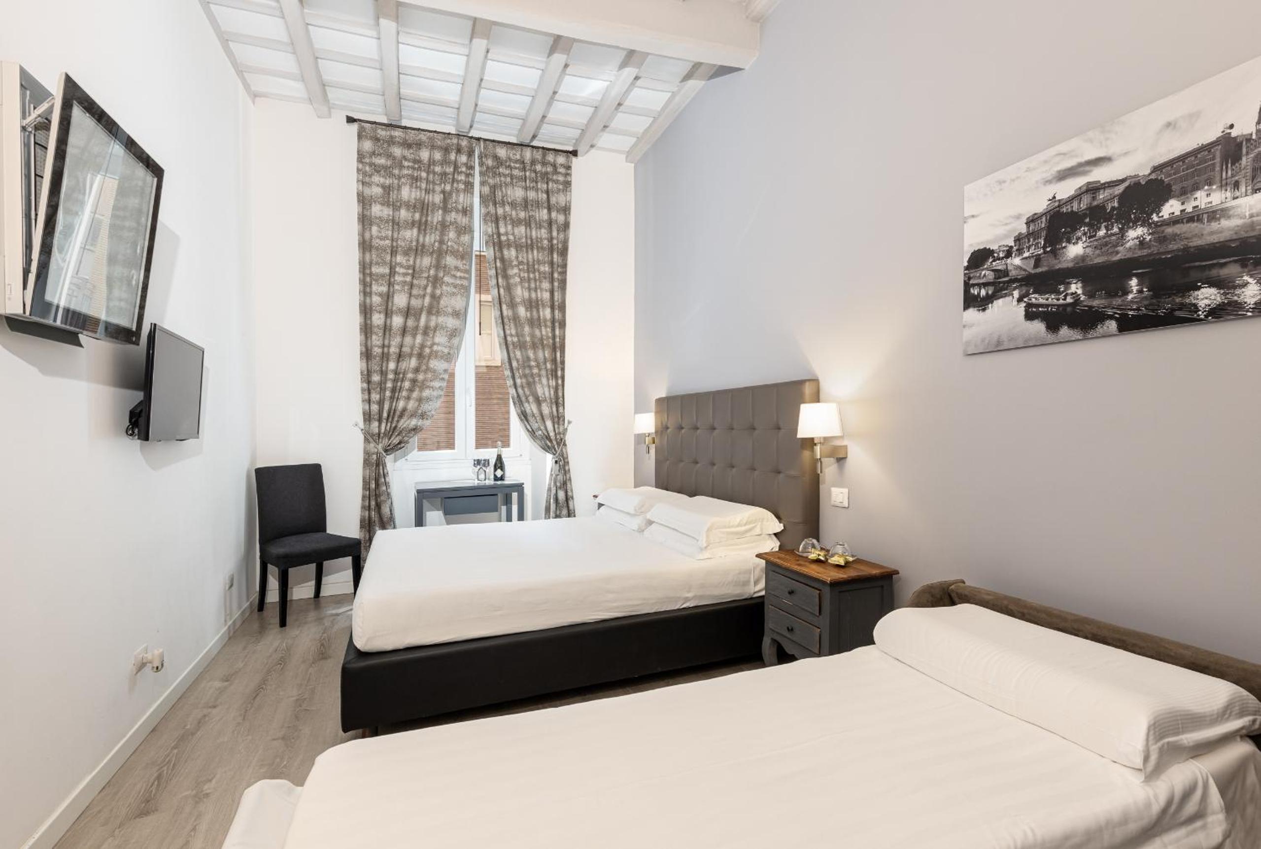 Superior Triple Room-​Via della Frezza photo 2