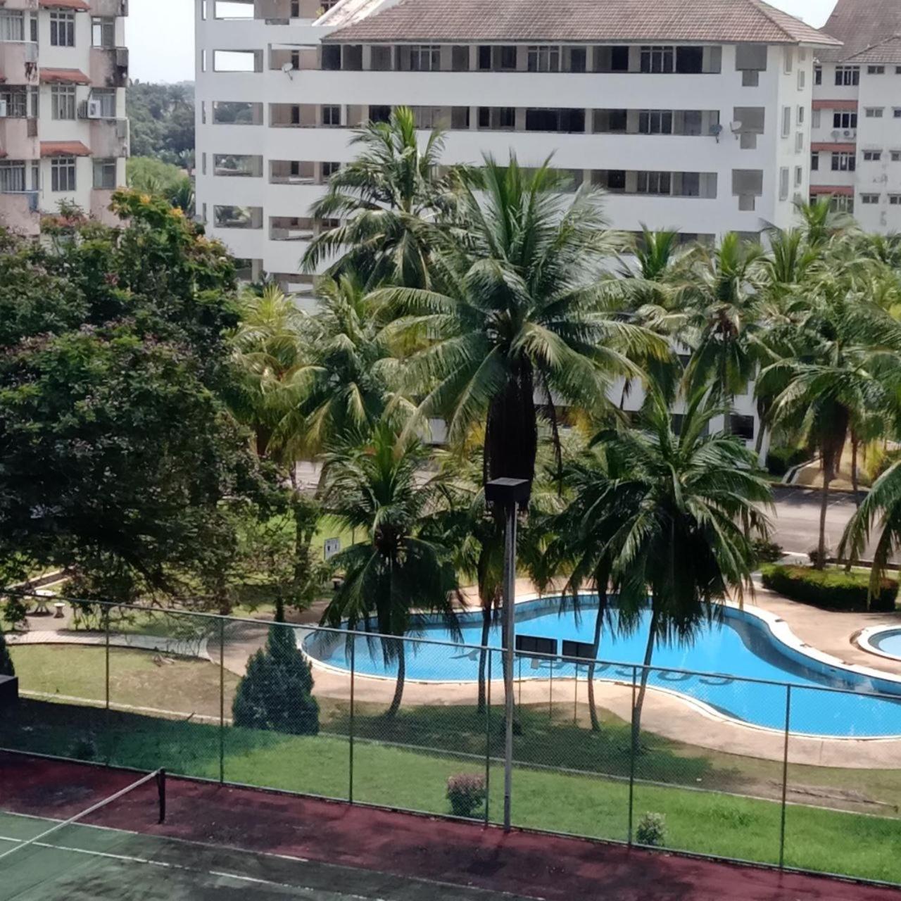带泳池景观的公寓