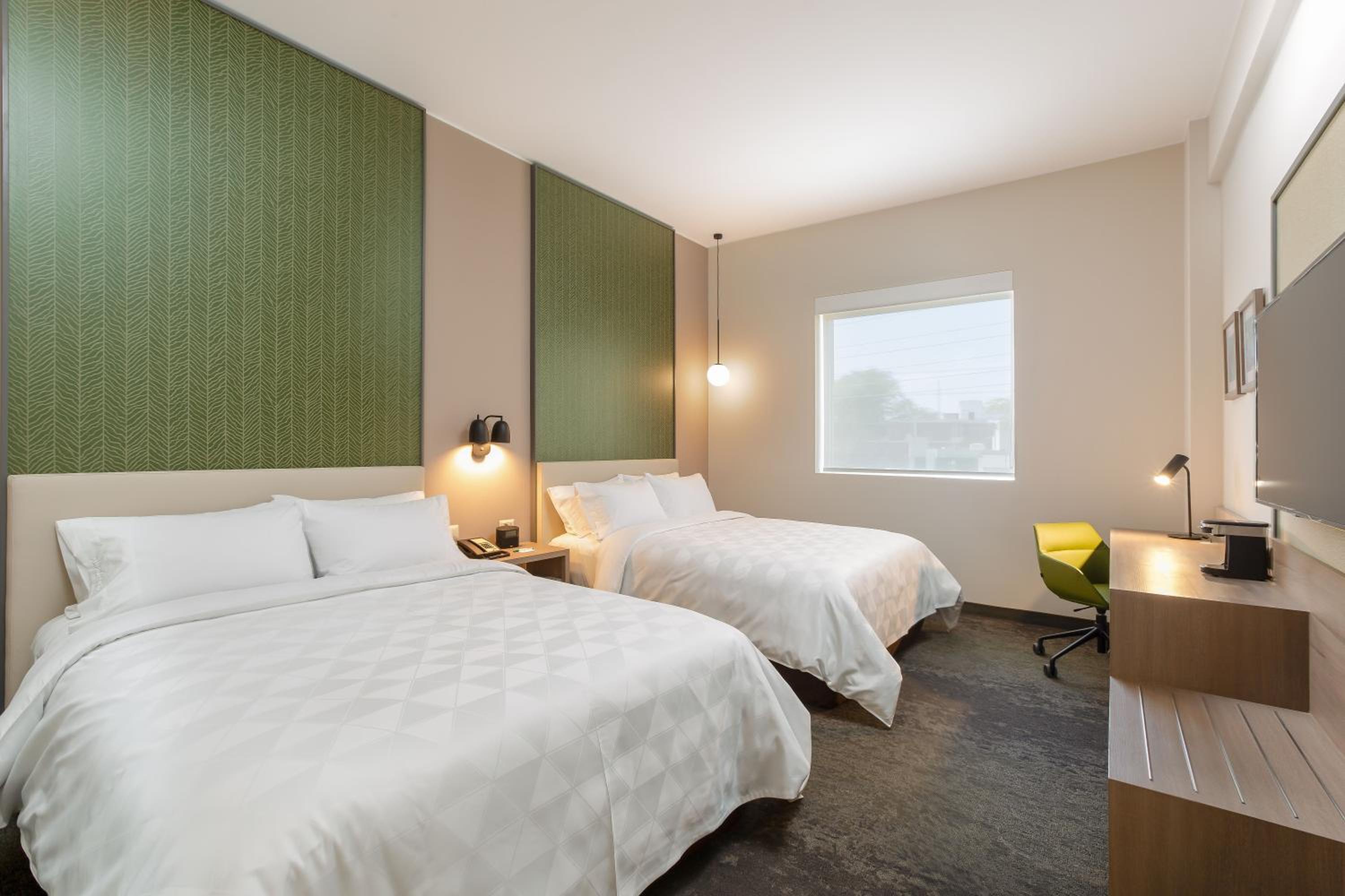 Standard Queen Room with Two Queen Beds - Photo 3