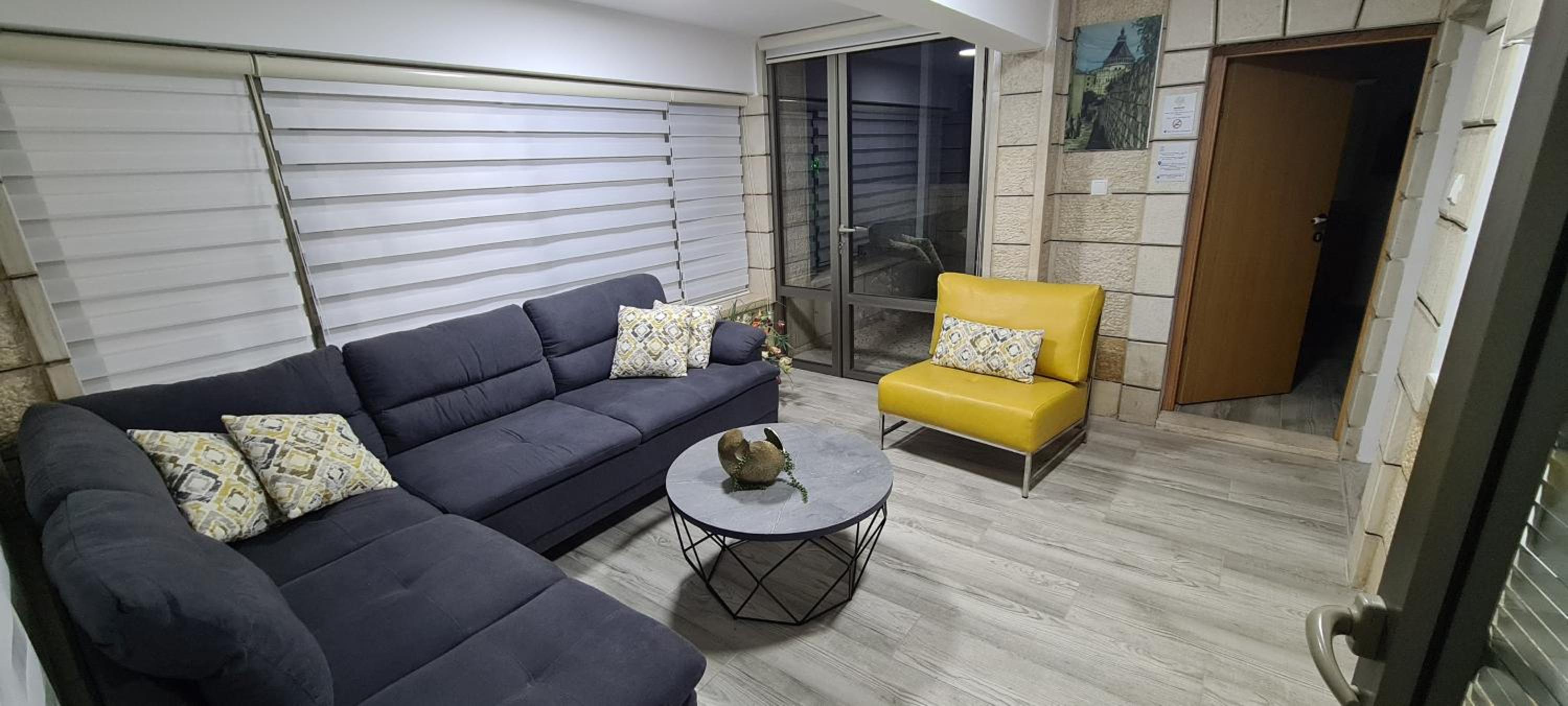 Deluxe Family Suite - Photo 11