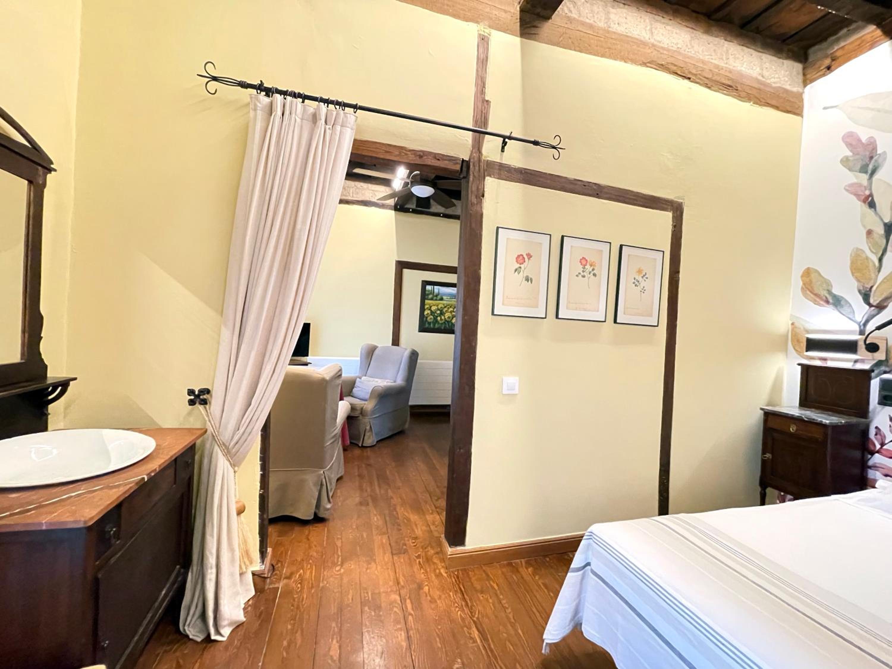 Junior Suite with Balcony - Photo 21