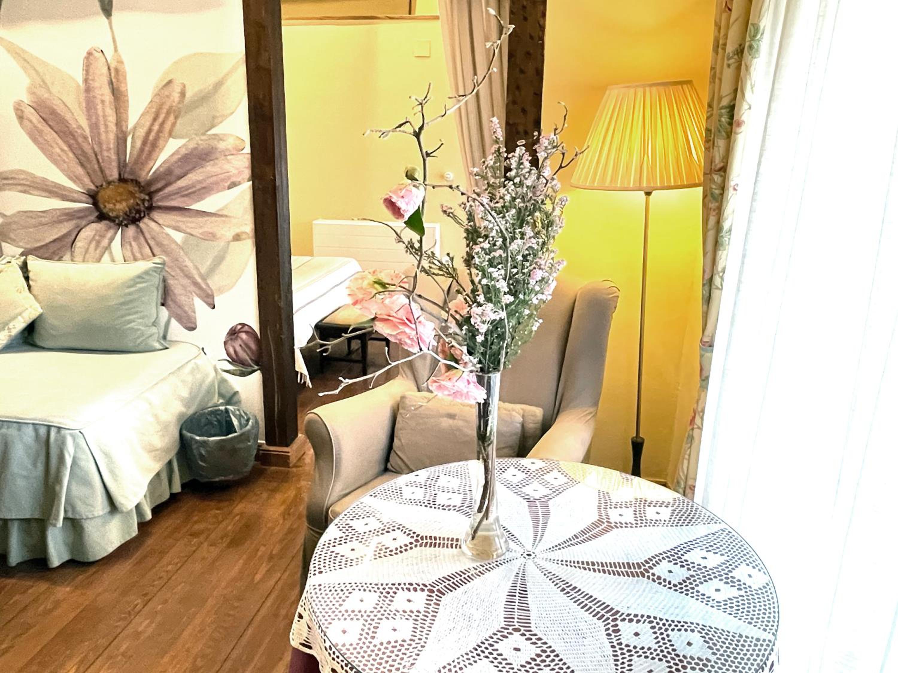 Junior Suite with Balcony - Photo 16
