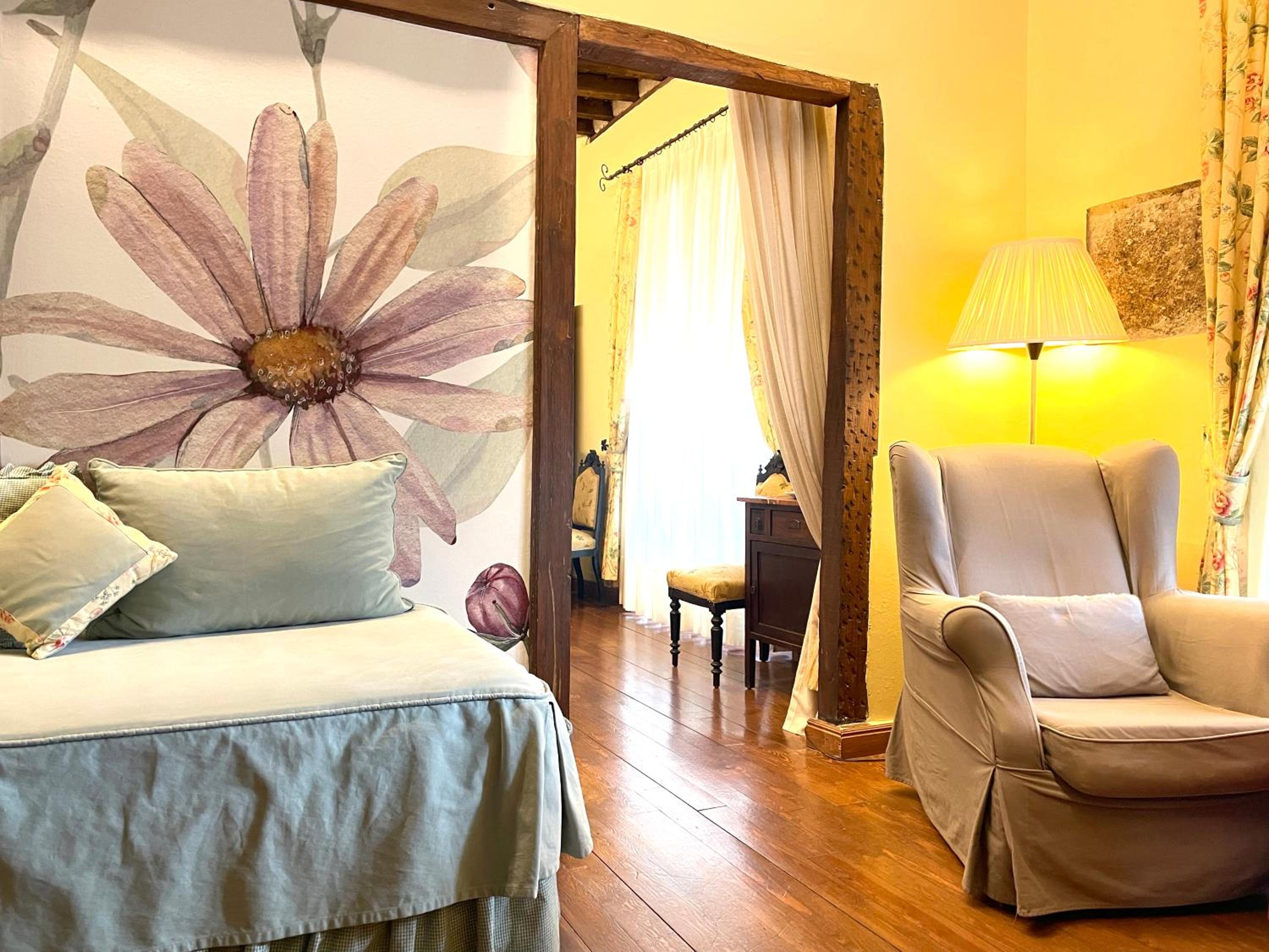 Junior Suite with Balcony - Photo 15