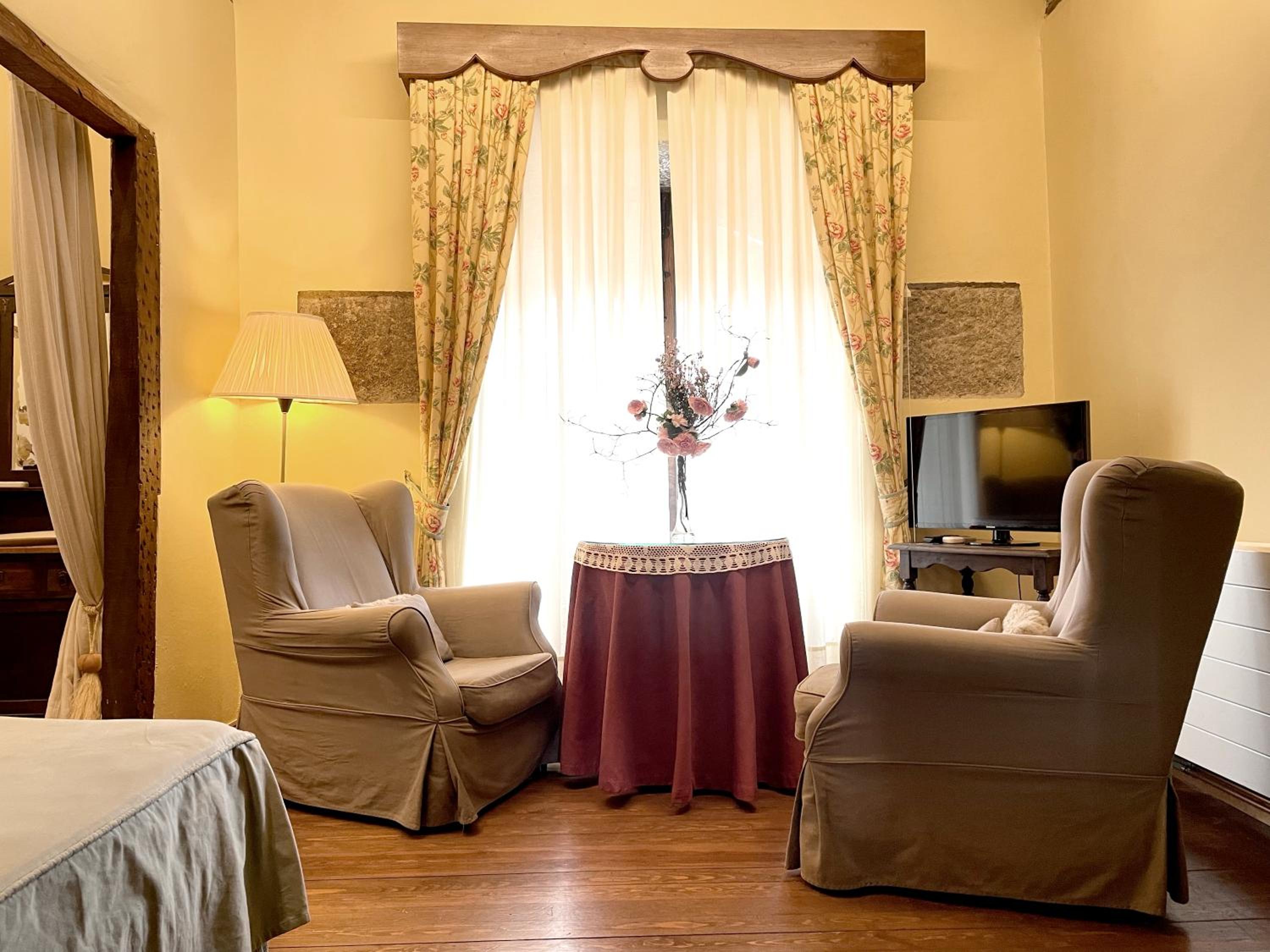 Junior Suite with Balcony - Photo 14