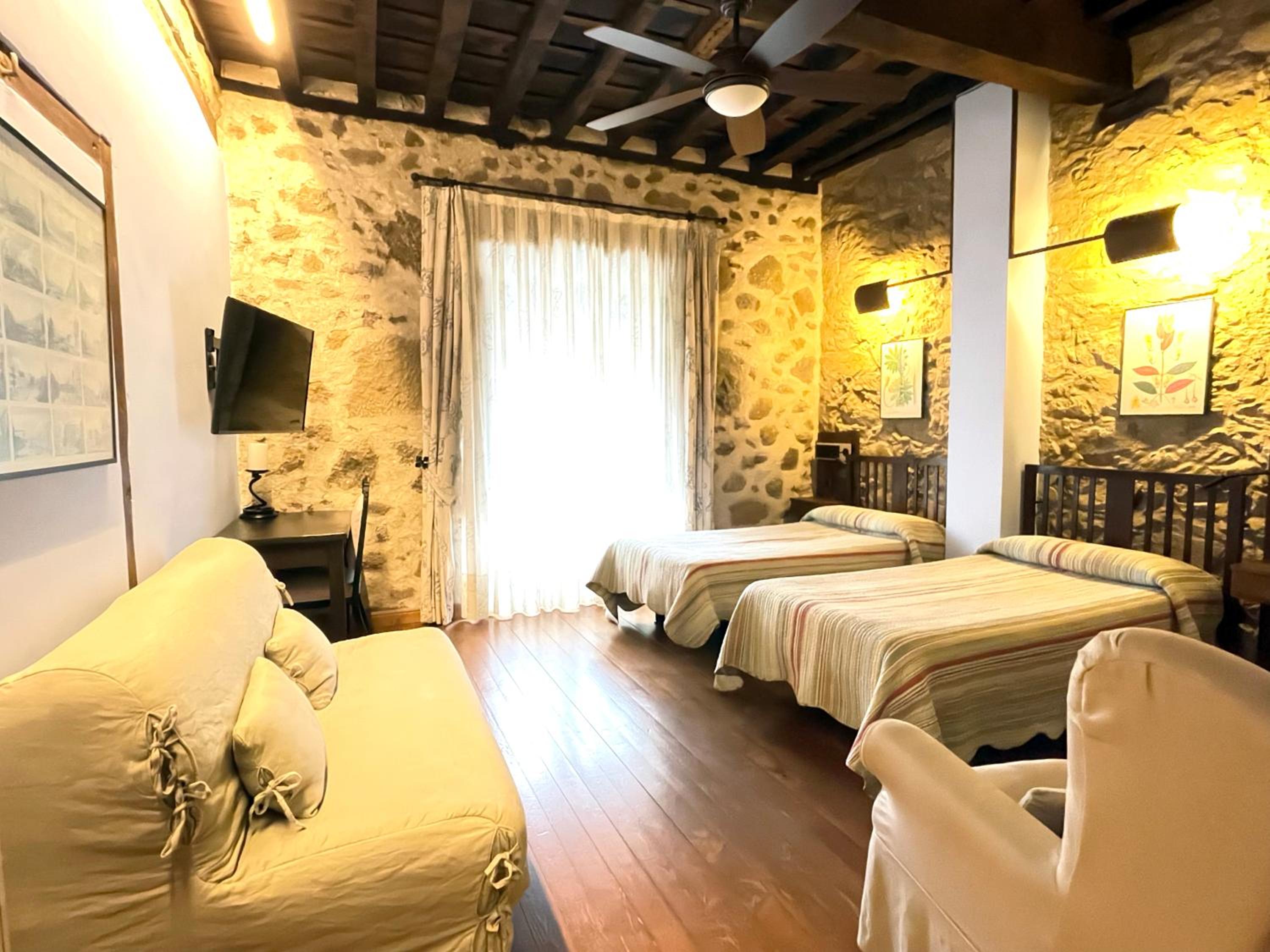 Twin Room with Balcony - Photo 11
