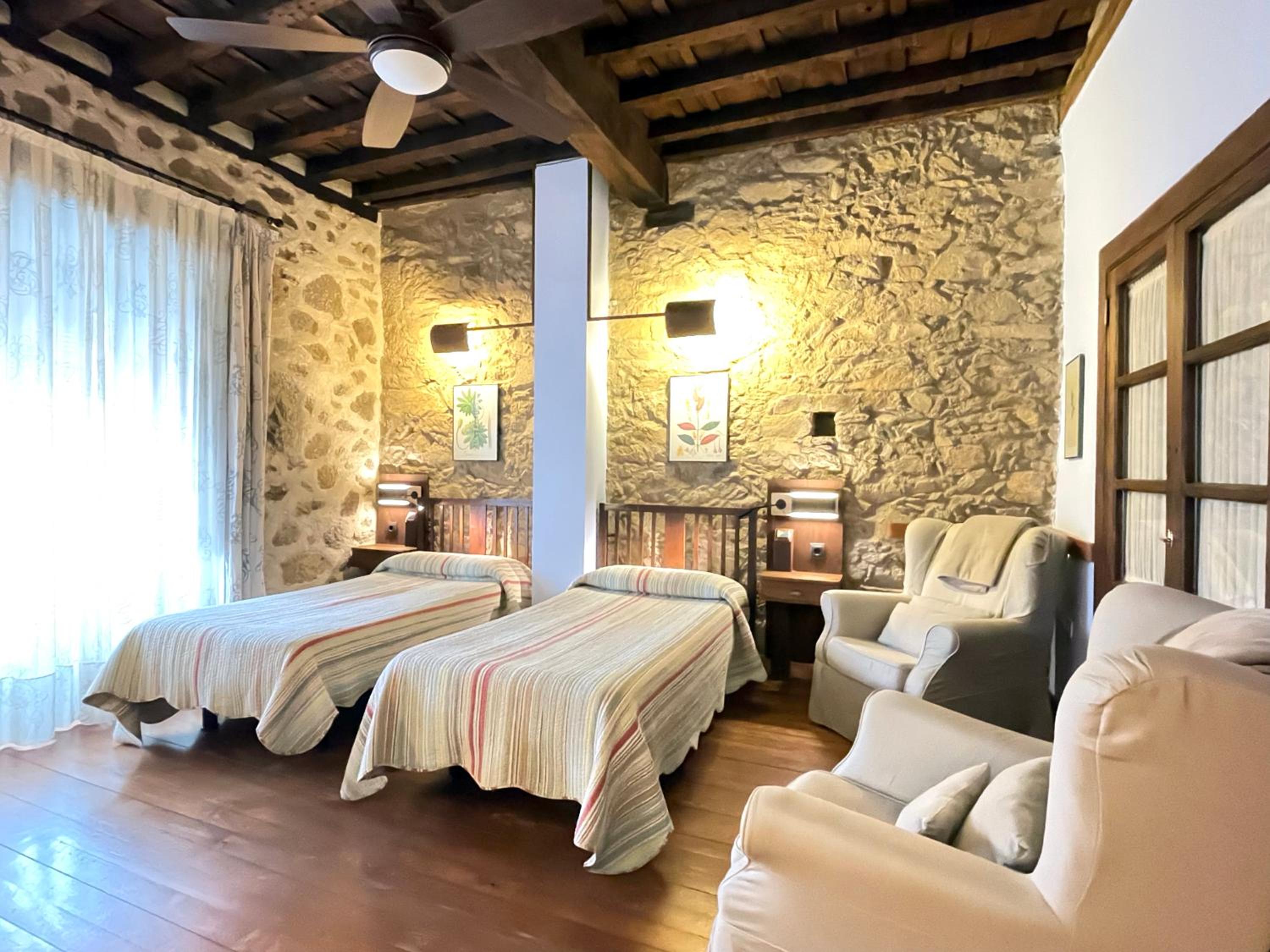 Twin Room with Balcony - Photo 12
