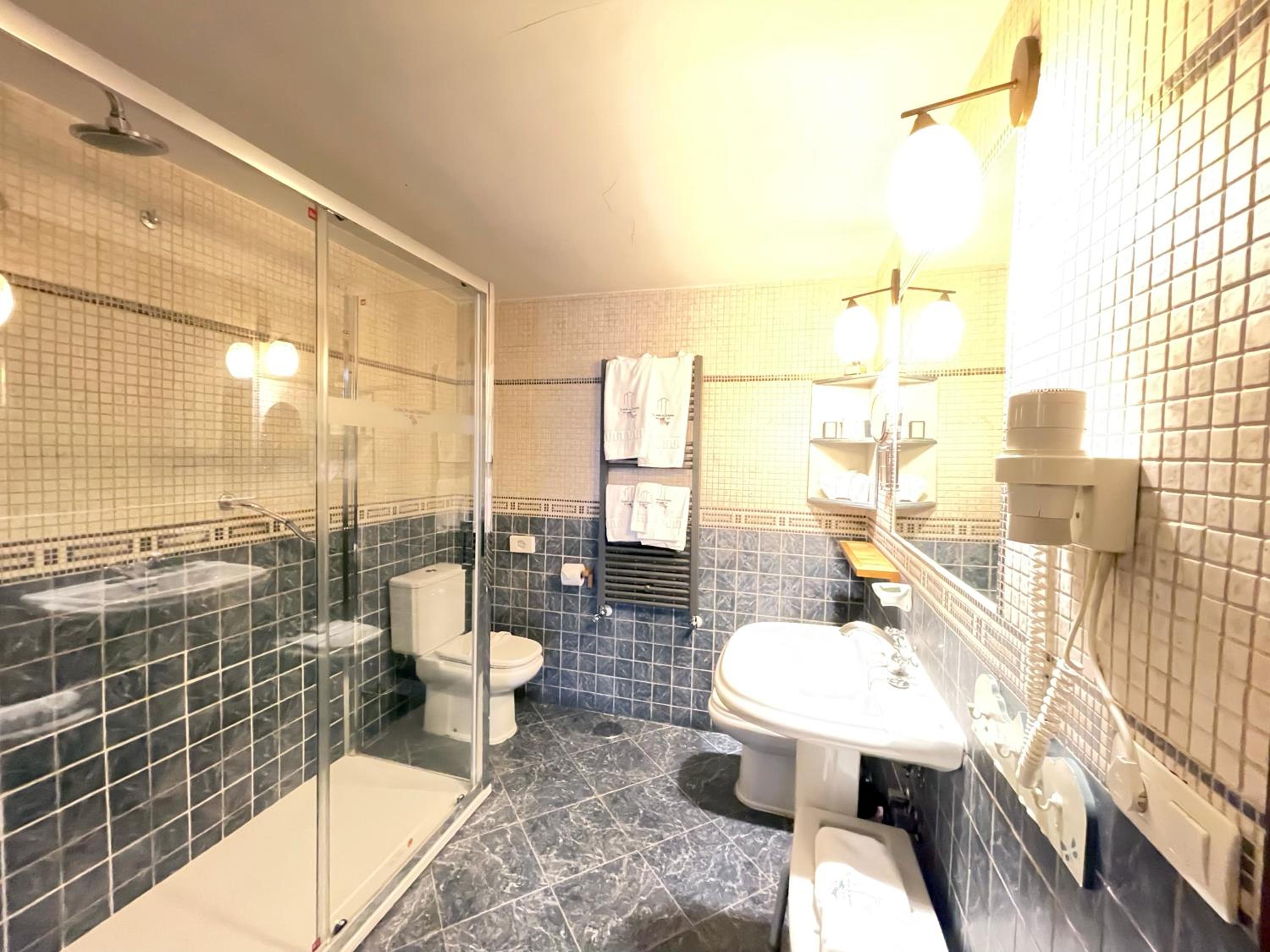 Twin Room with Balcony - Photo 13