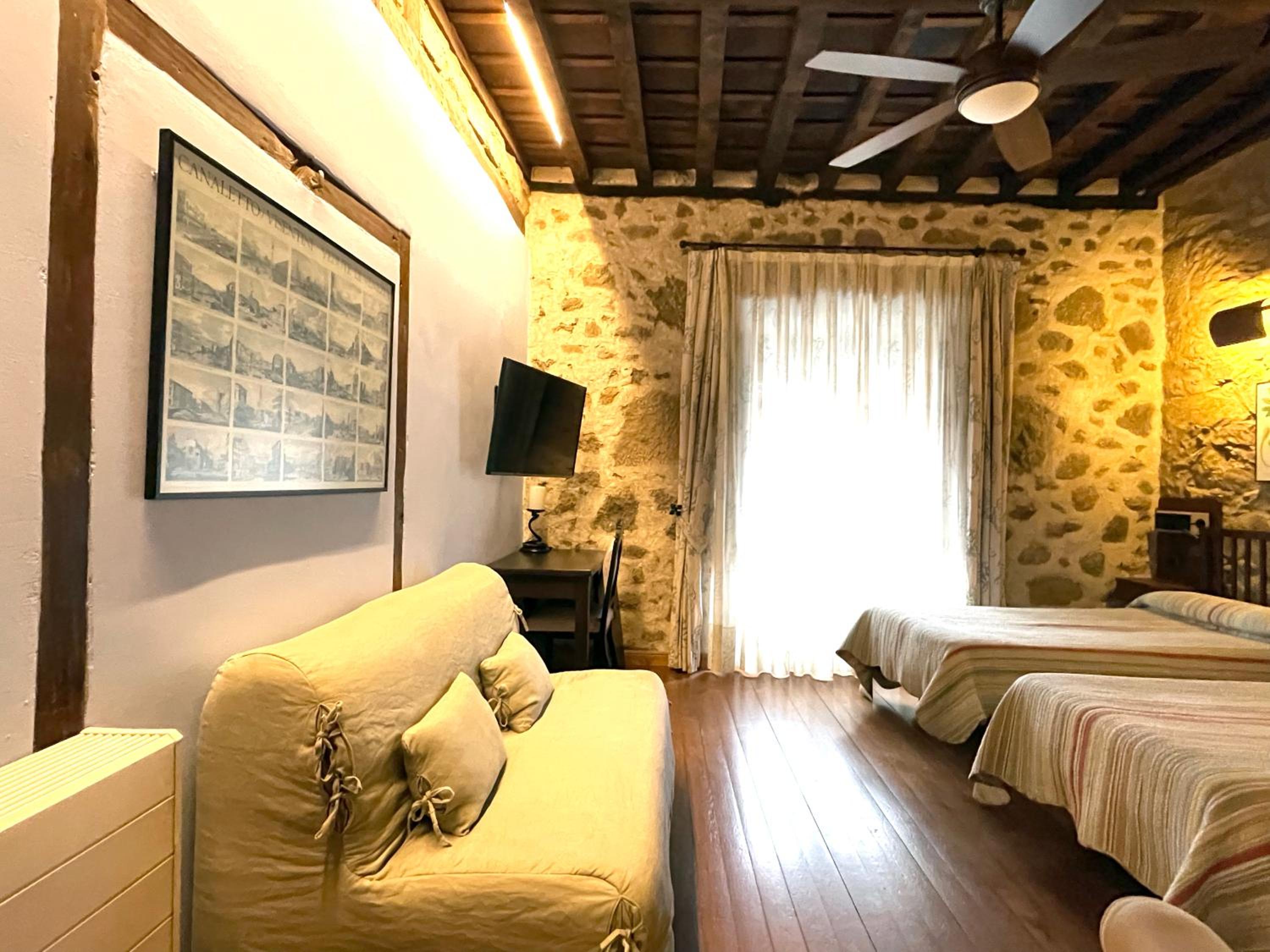 Twin Room with Balcony - Photo 14