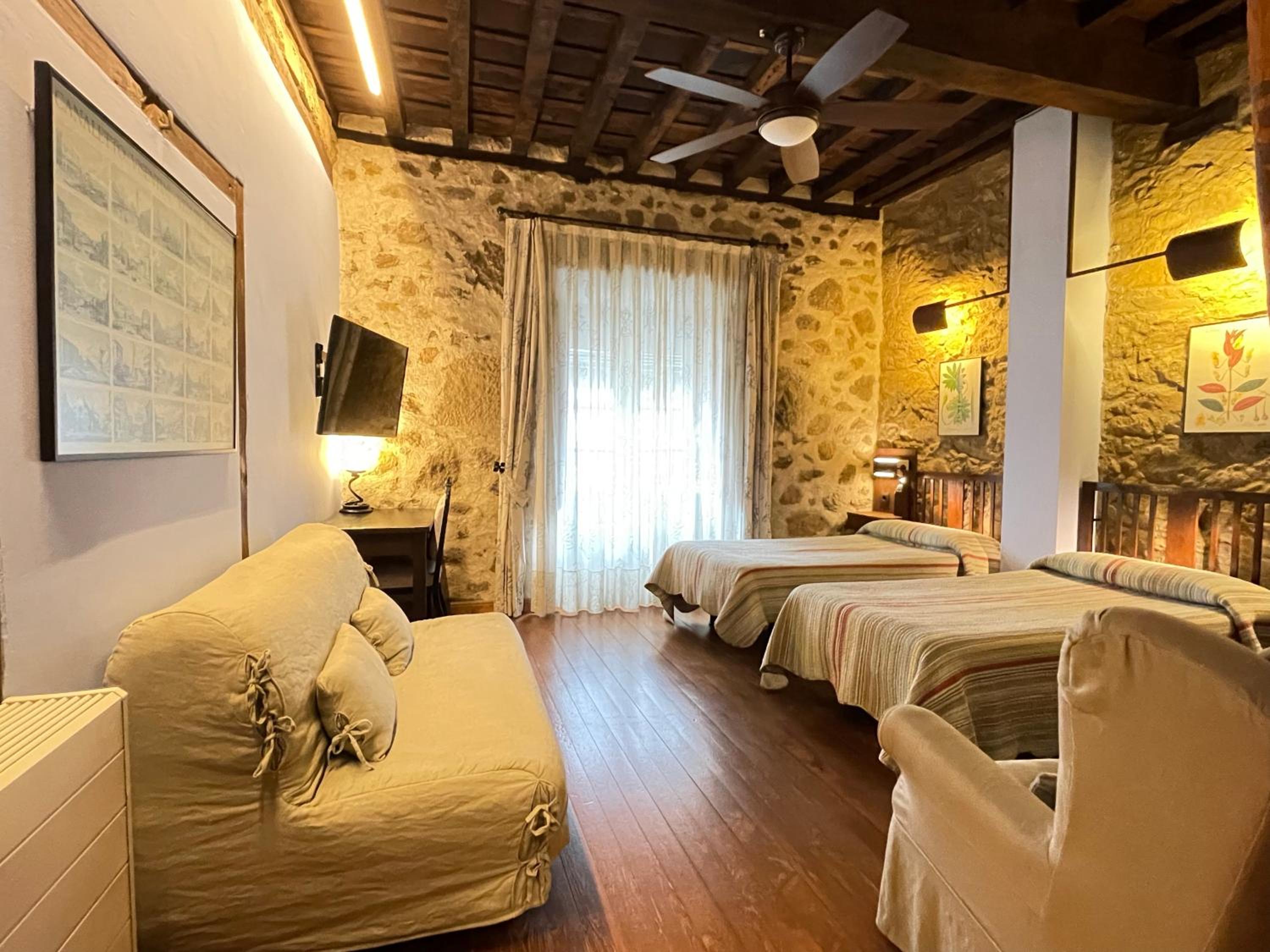 Twin Room with Balcony - Photo 15
