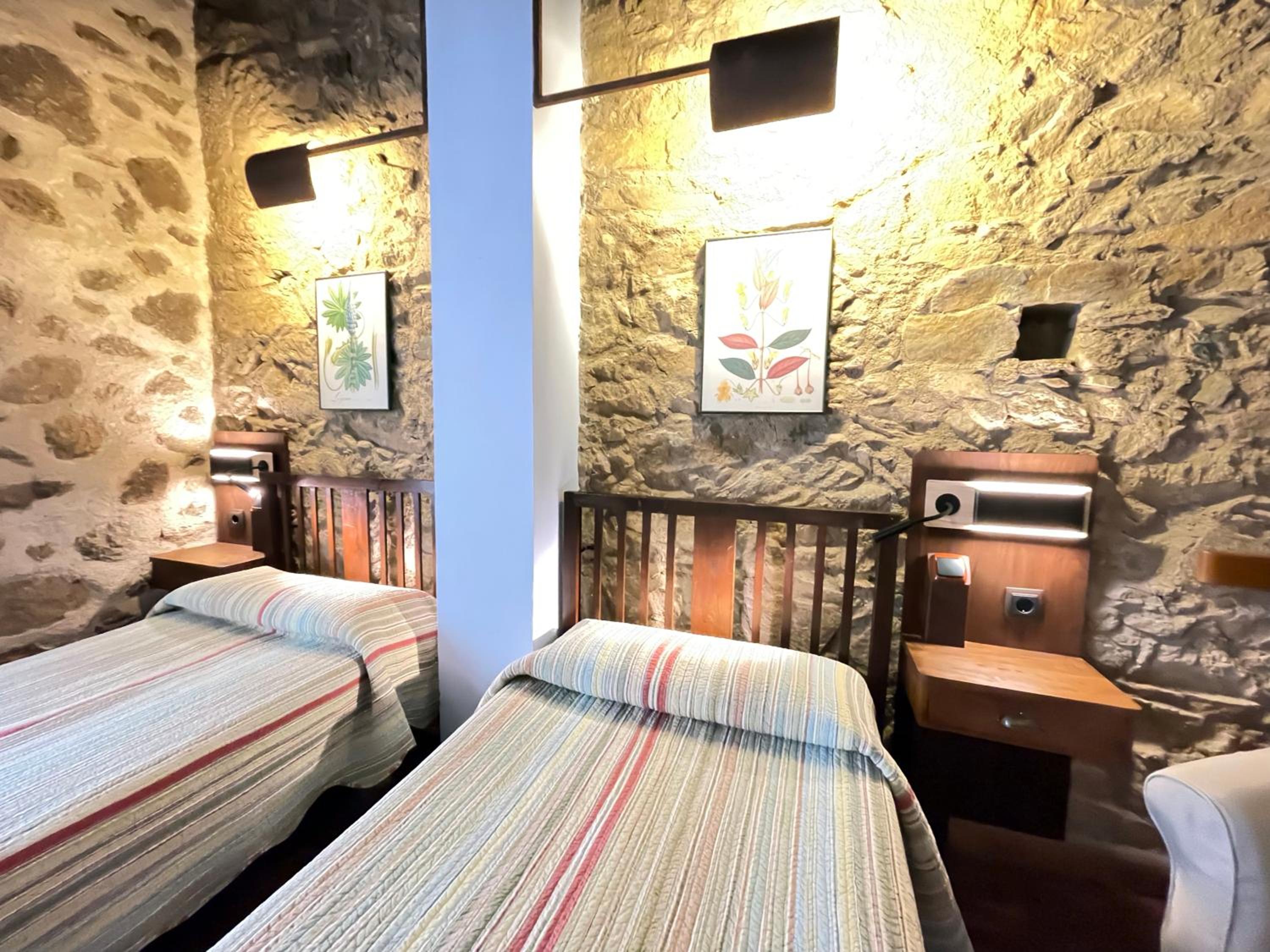 Twin Room with Balcony - Photo 10