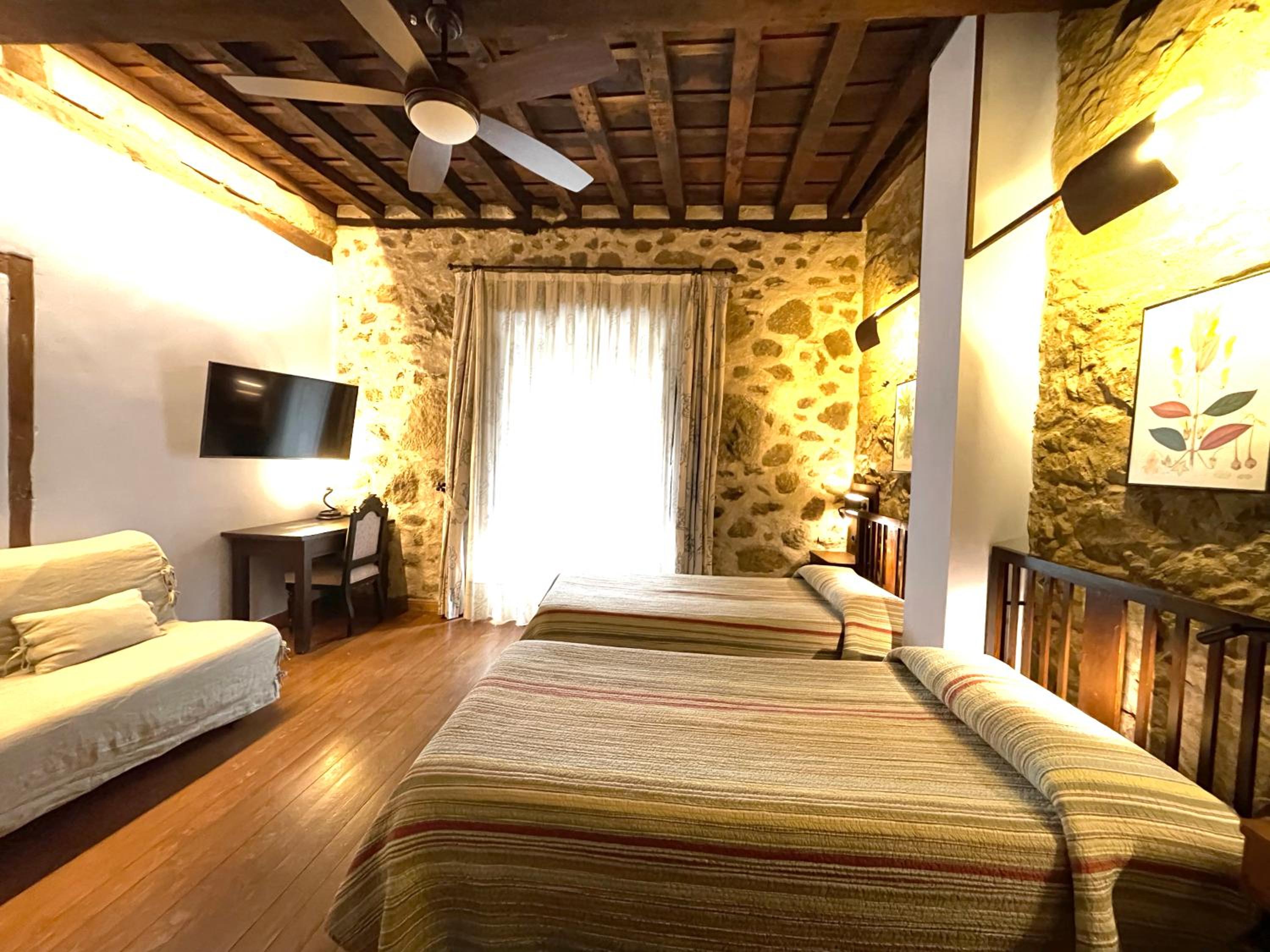 Twin Room with Balcony - Photo 38