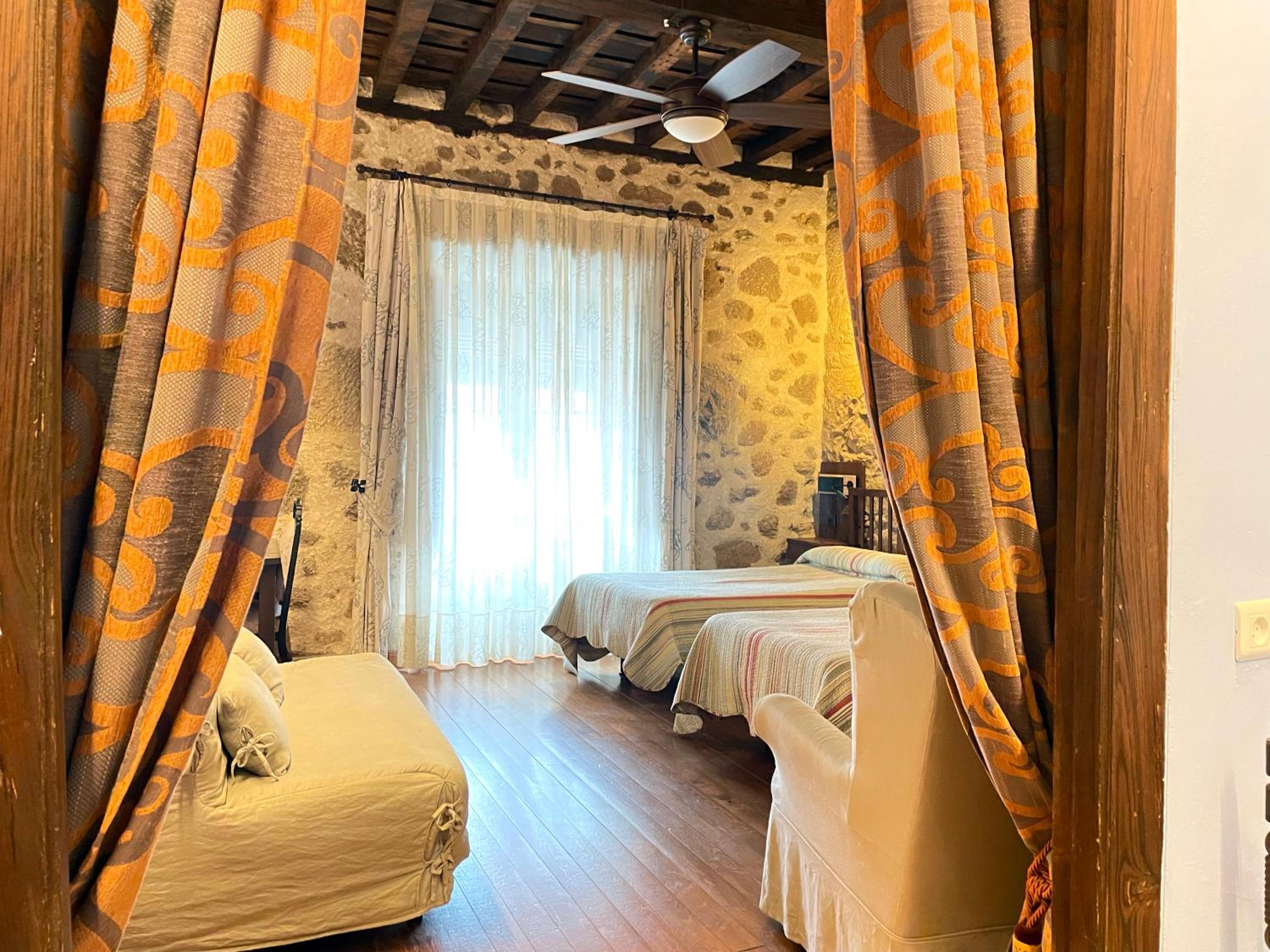 Twin Room with Balcony - Photo 3
