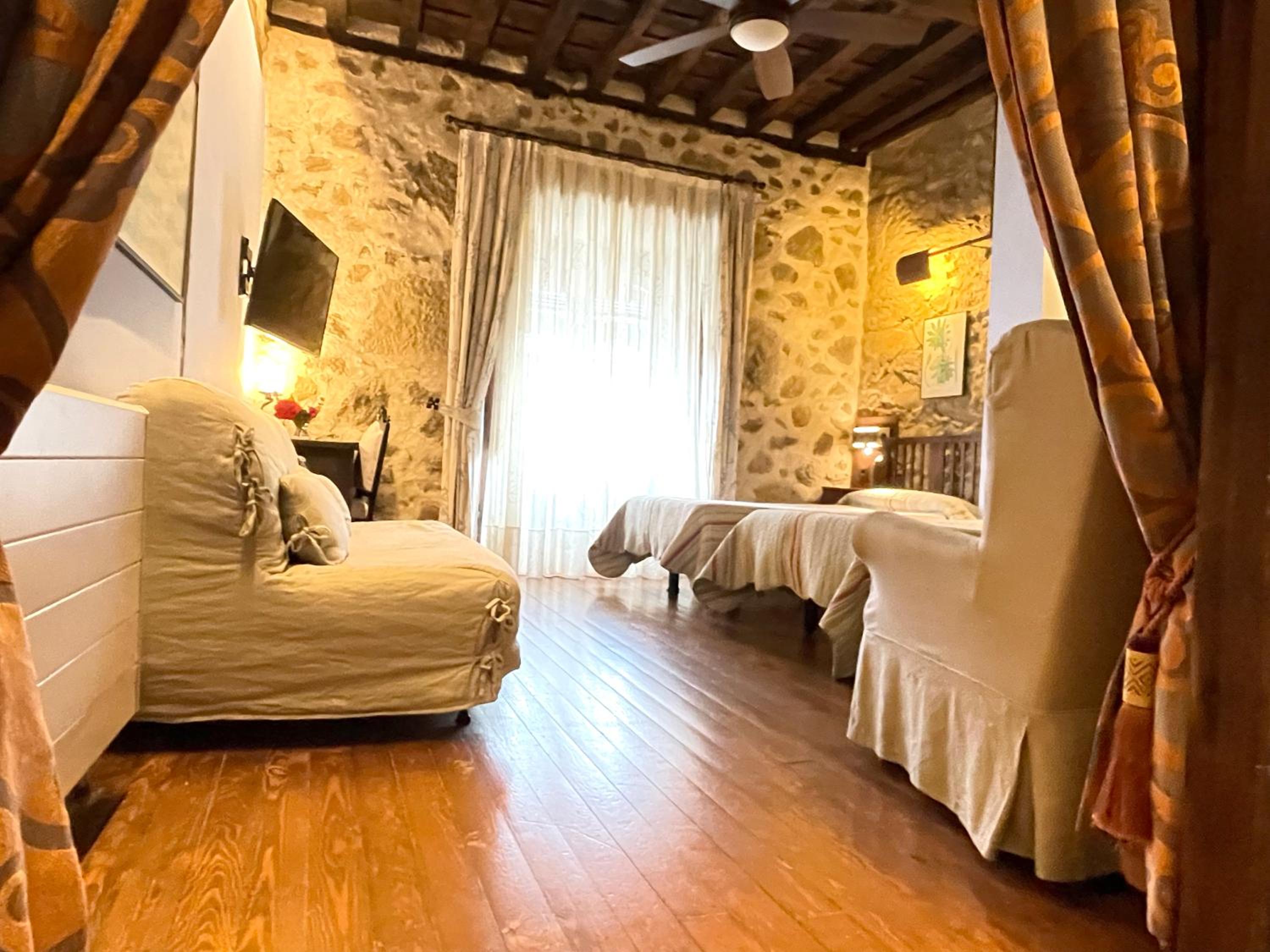 Twin Room with Balcony - Photo 4
