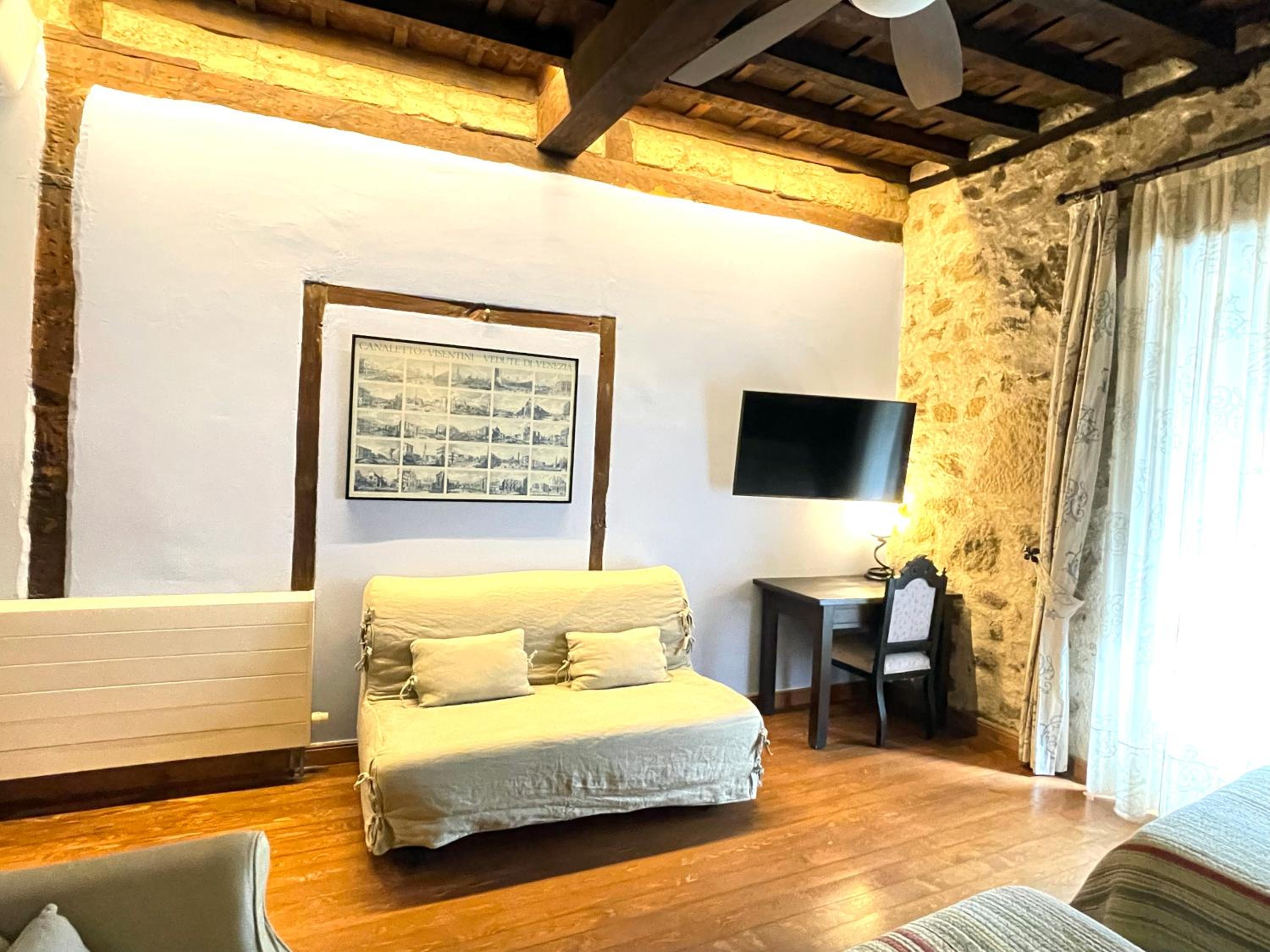 Twin Room with Balcony - Photo 6