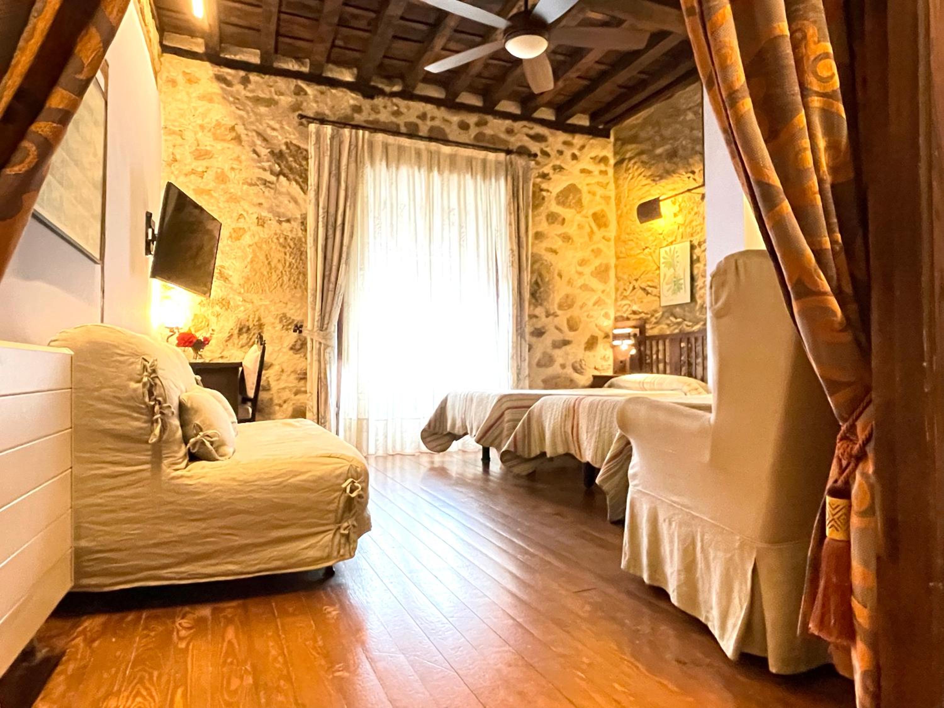 Twin Room with Balcony - Photo 25