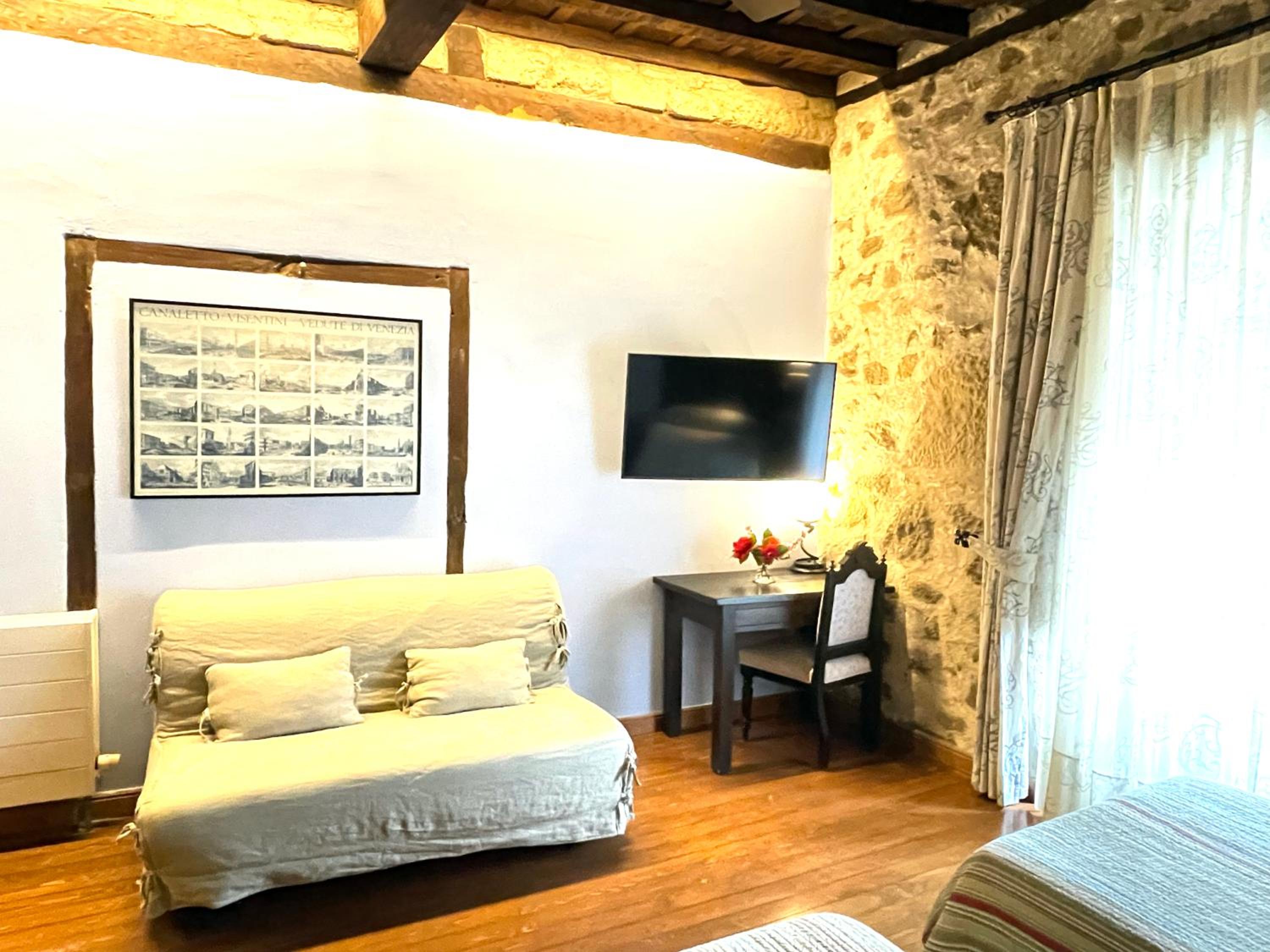 Twin Room with Balcony - Photo 36