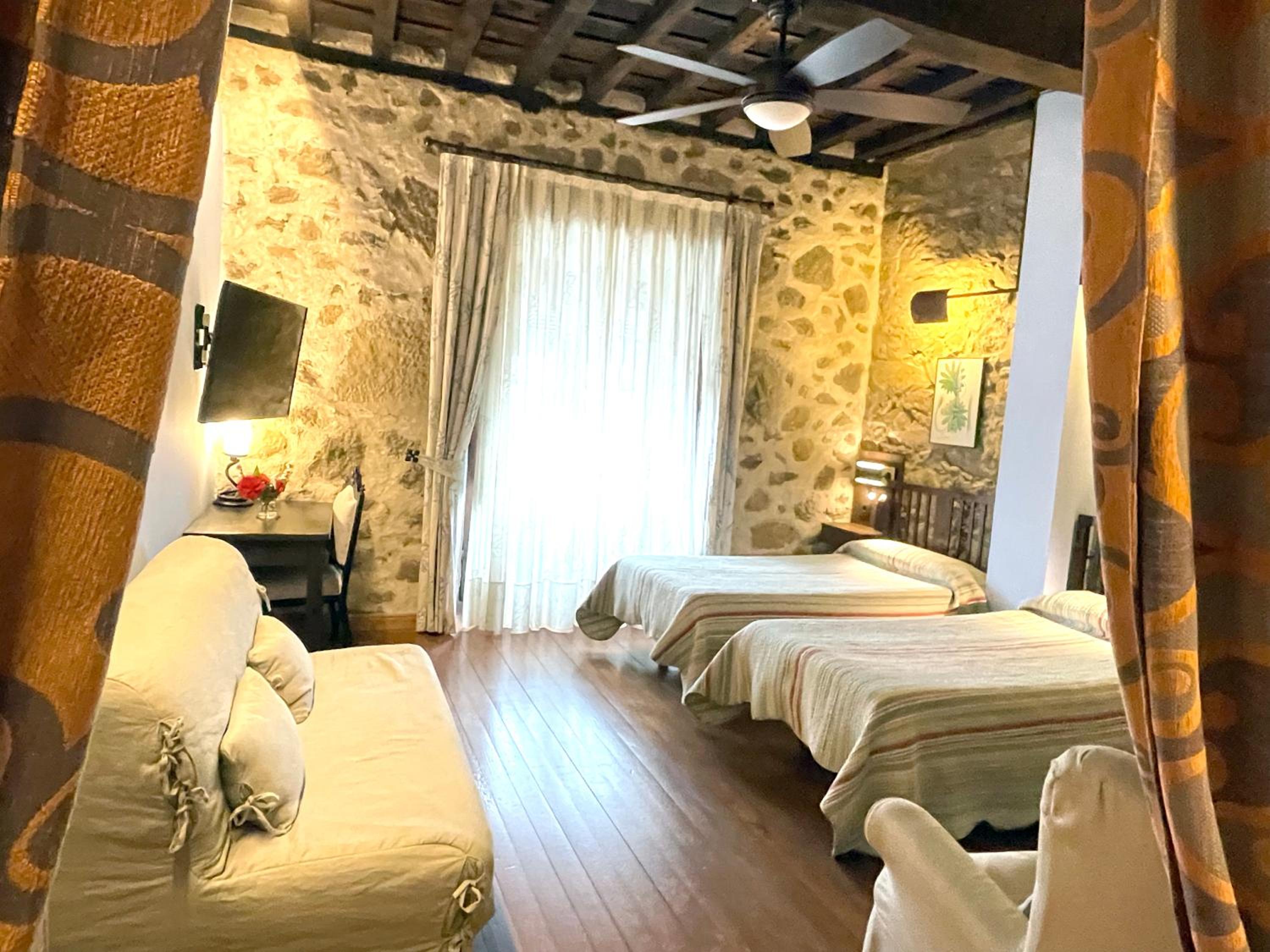 Twin Room with Balcony - Photo 35