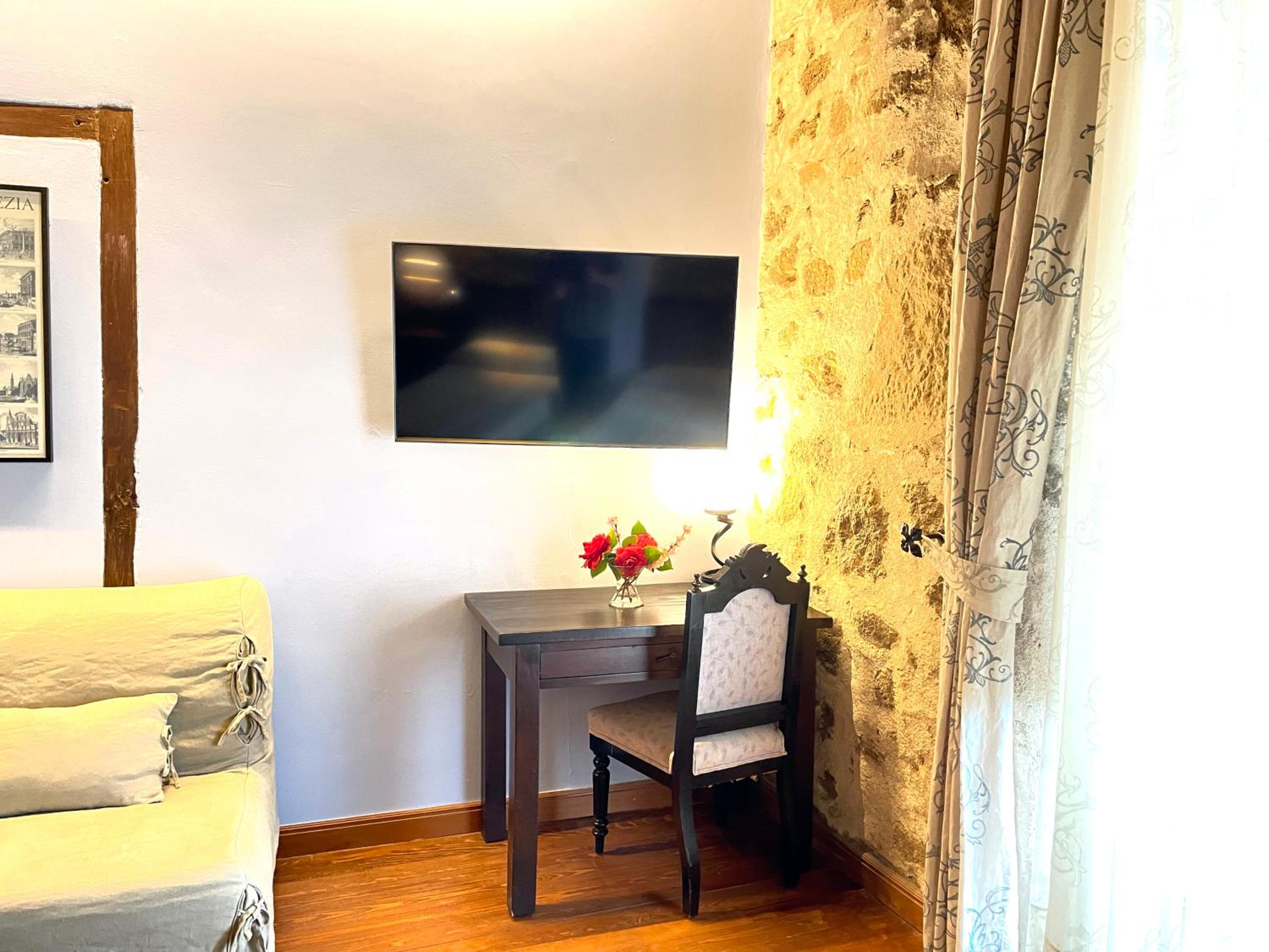 Twin Room with Balcony - Photo 32