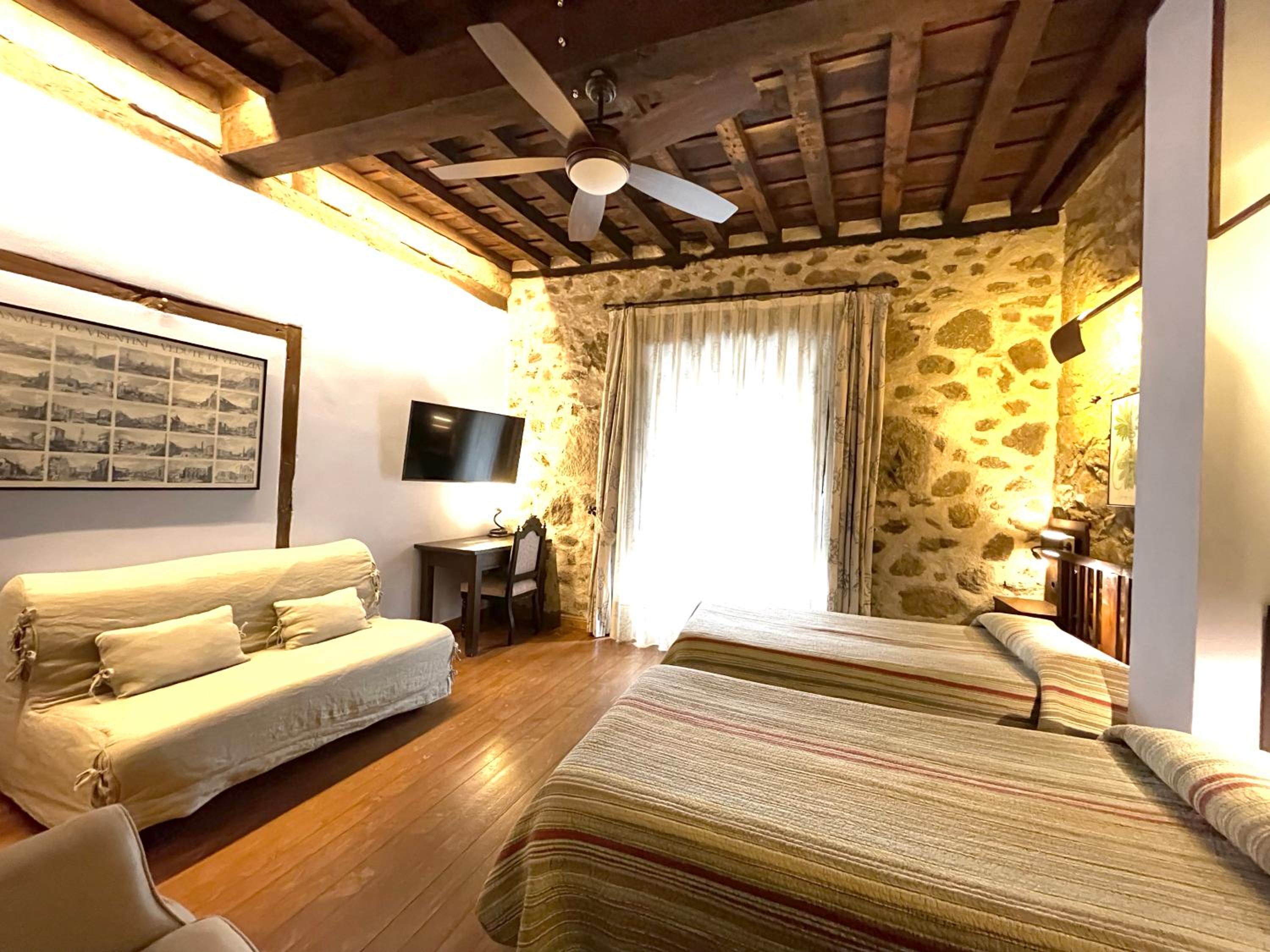 Twin Room with Balcony - Photo 8