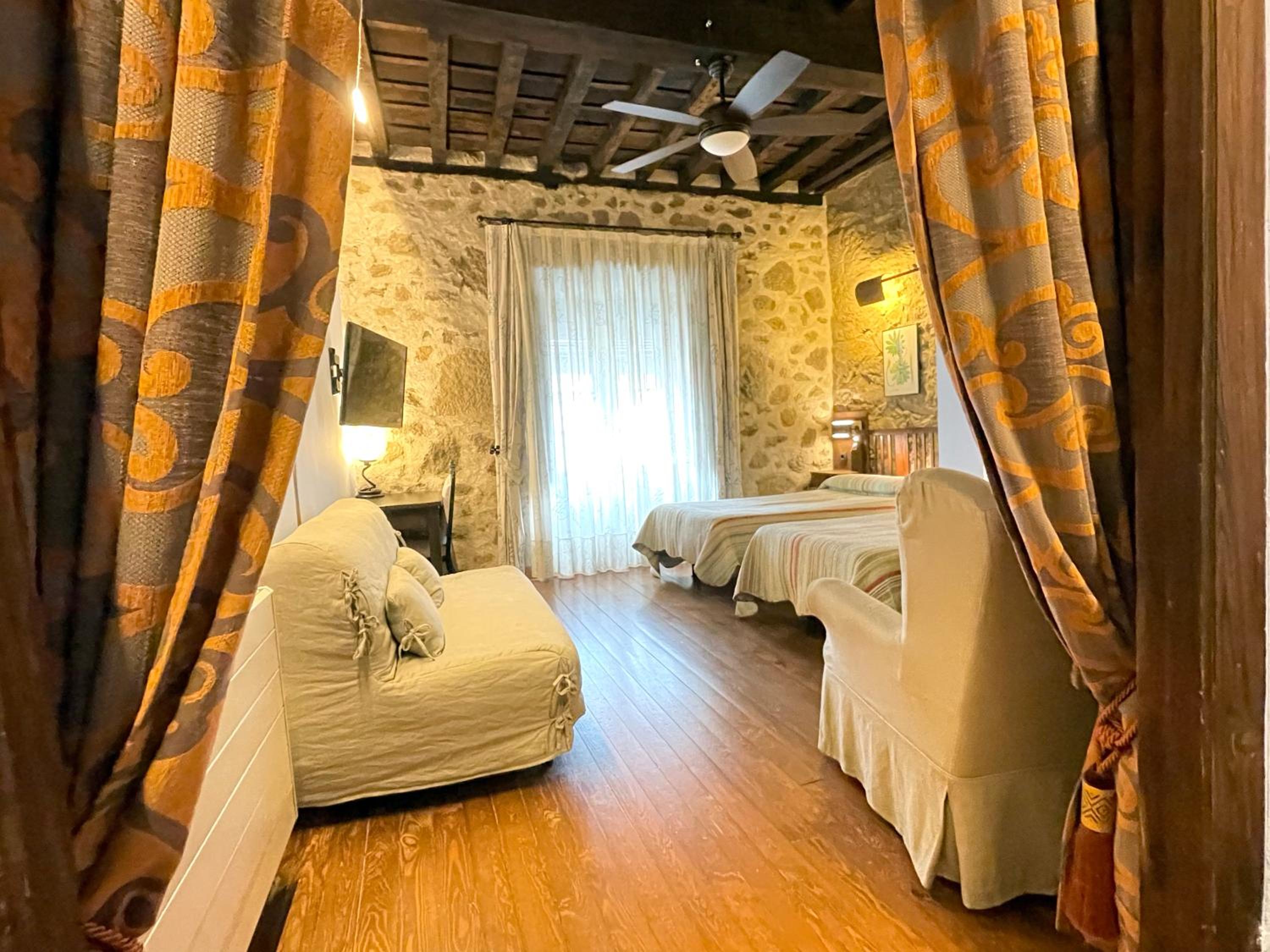 Twin Room with Balcony - Photo 31
