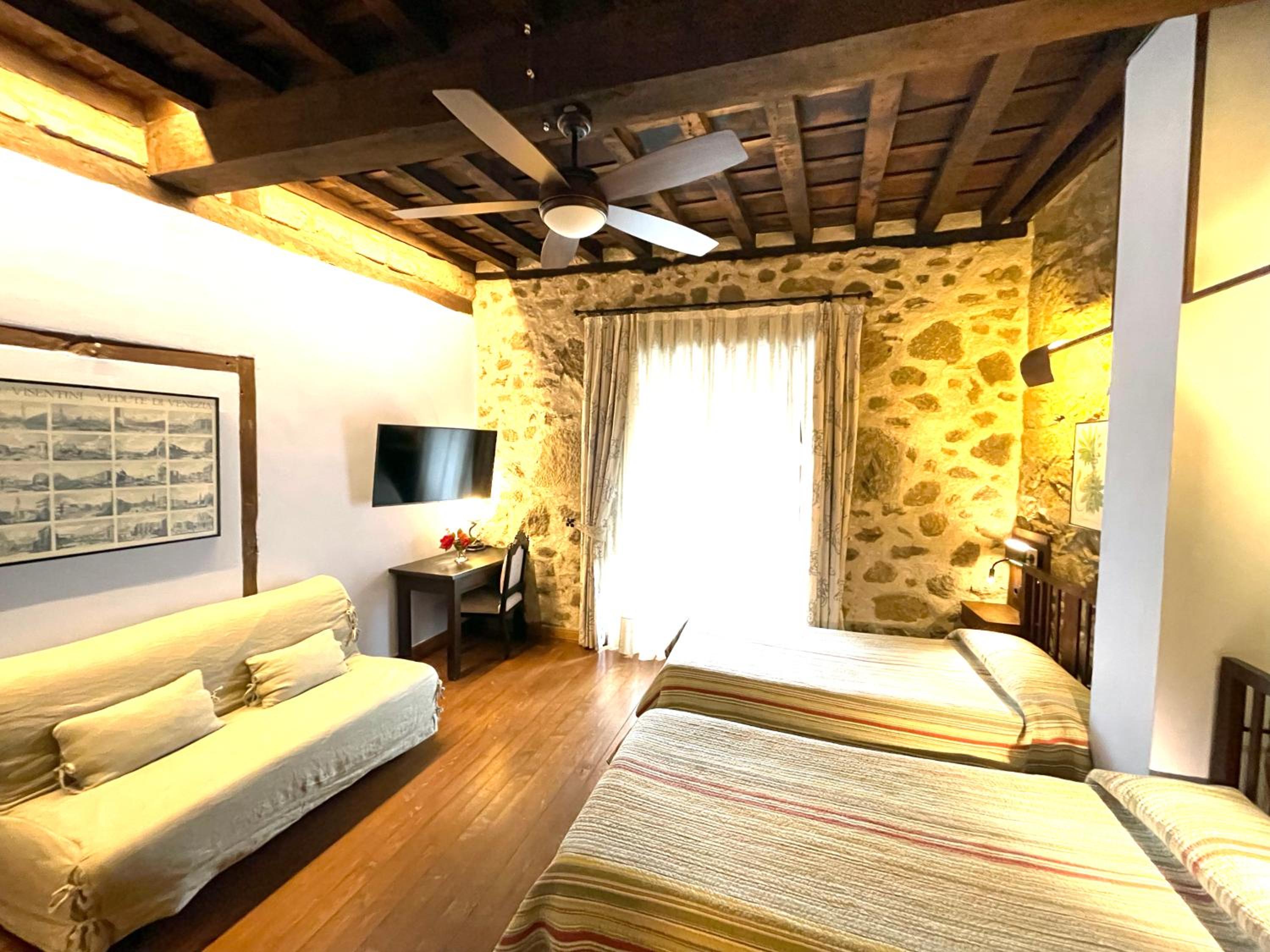 Twin Room with Balcony - Photo 40