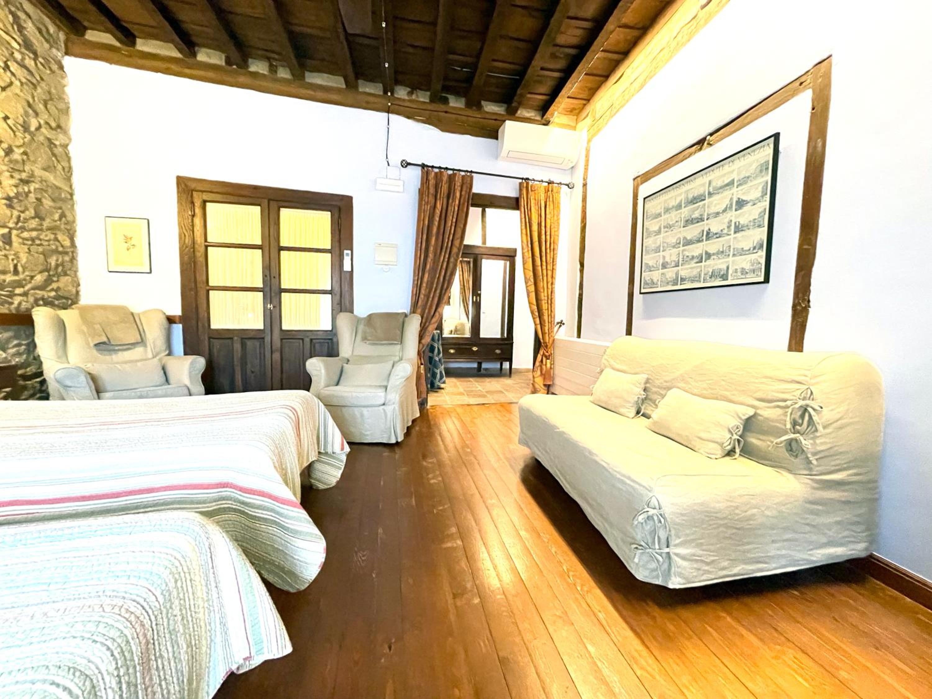 Twin Room with Balcony - Photo 29