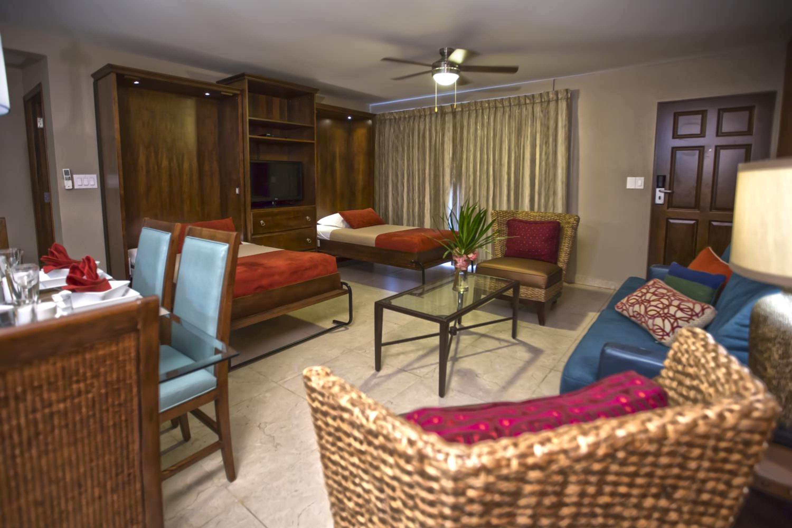 Deluxe Two-Bedroom Suite with Fully Equipped Kitchen thumbnail 6