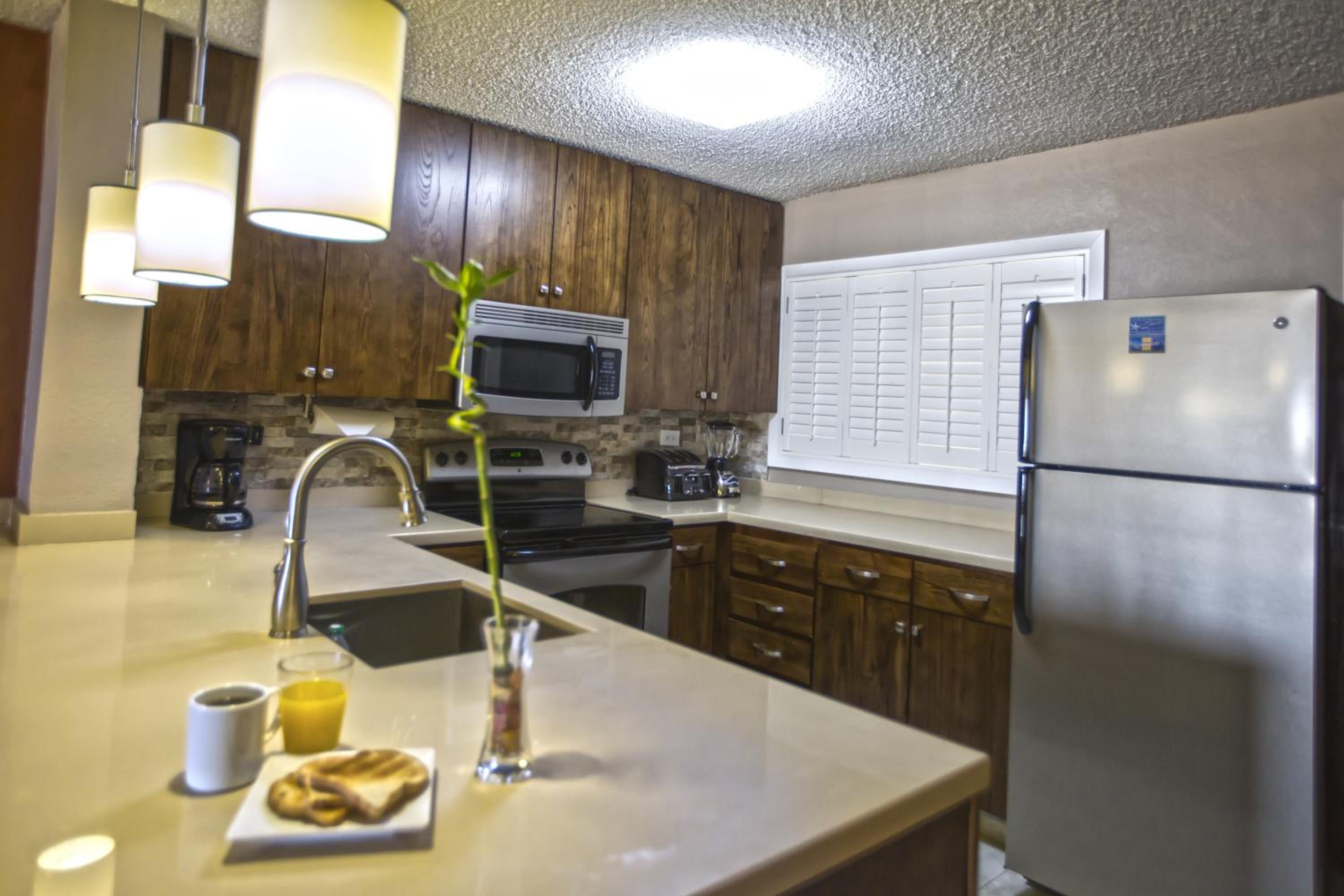 Deluxe Two-Bedroom Suite with Fully Equipped Kitchen - Photo 7