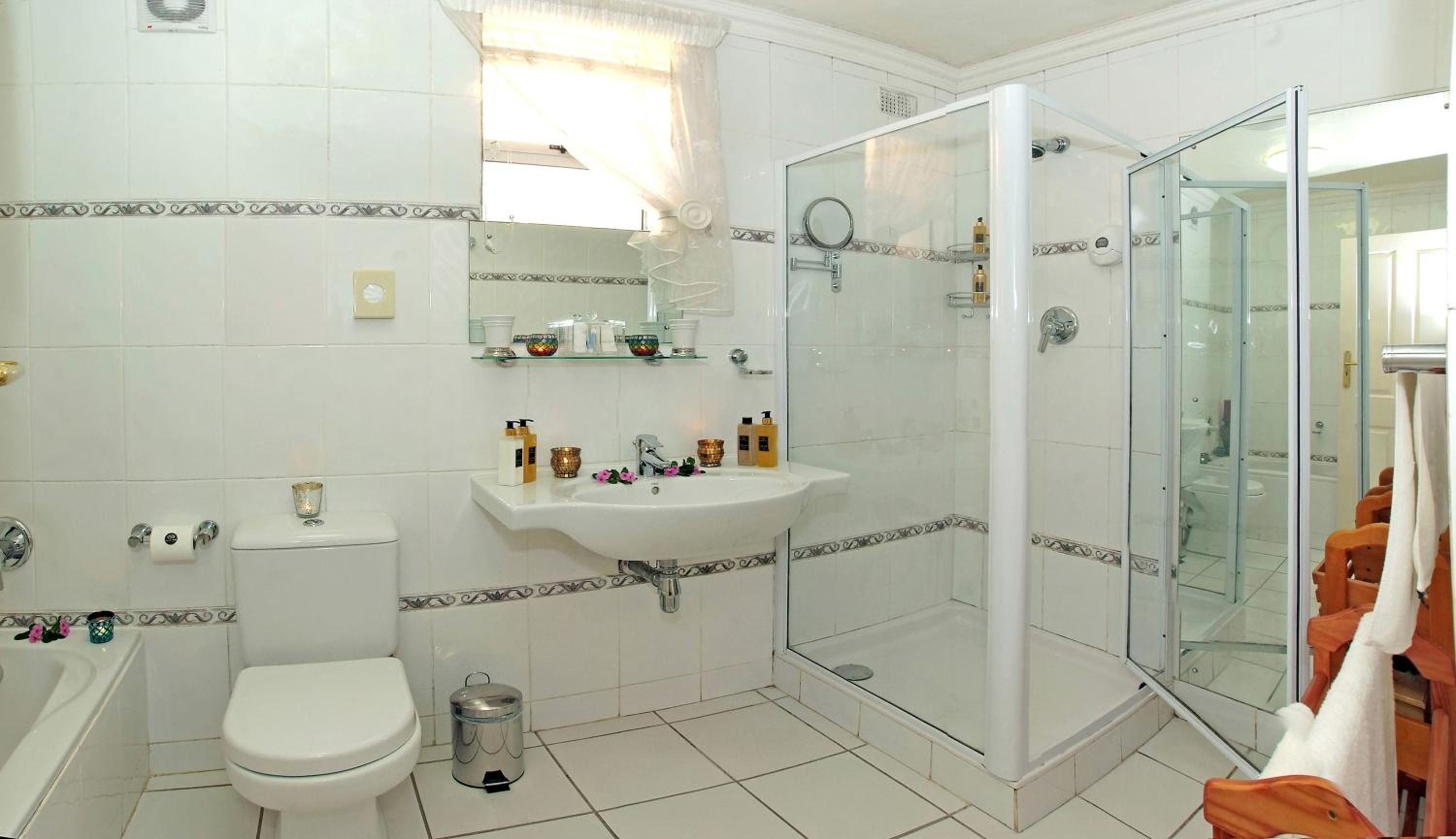 Self Catering Twin/Double Room - Photo 12