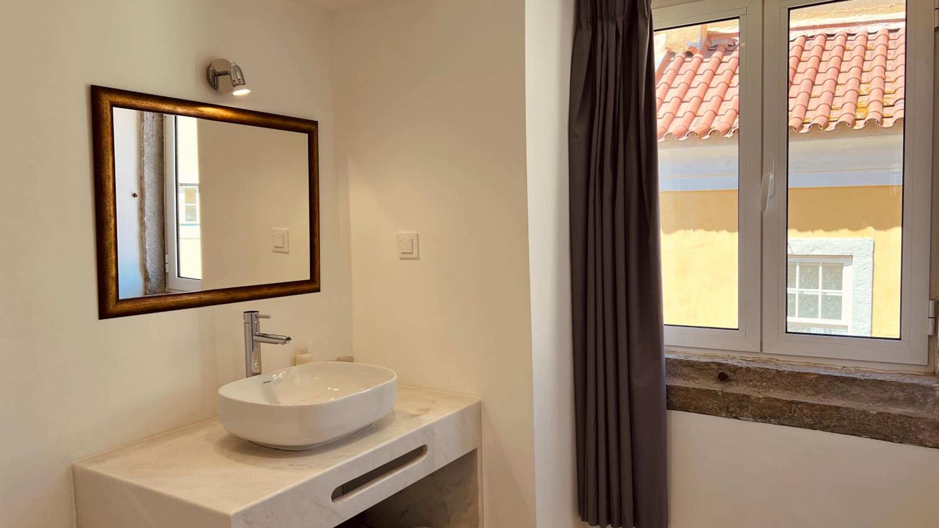 Standard Double Room - Photo 9