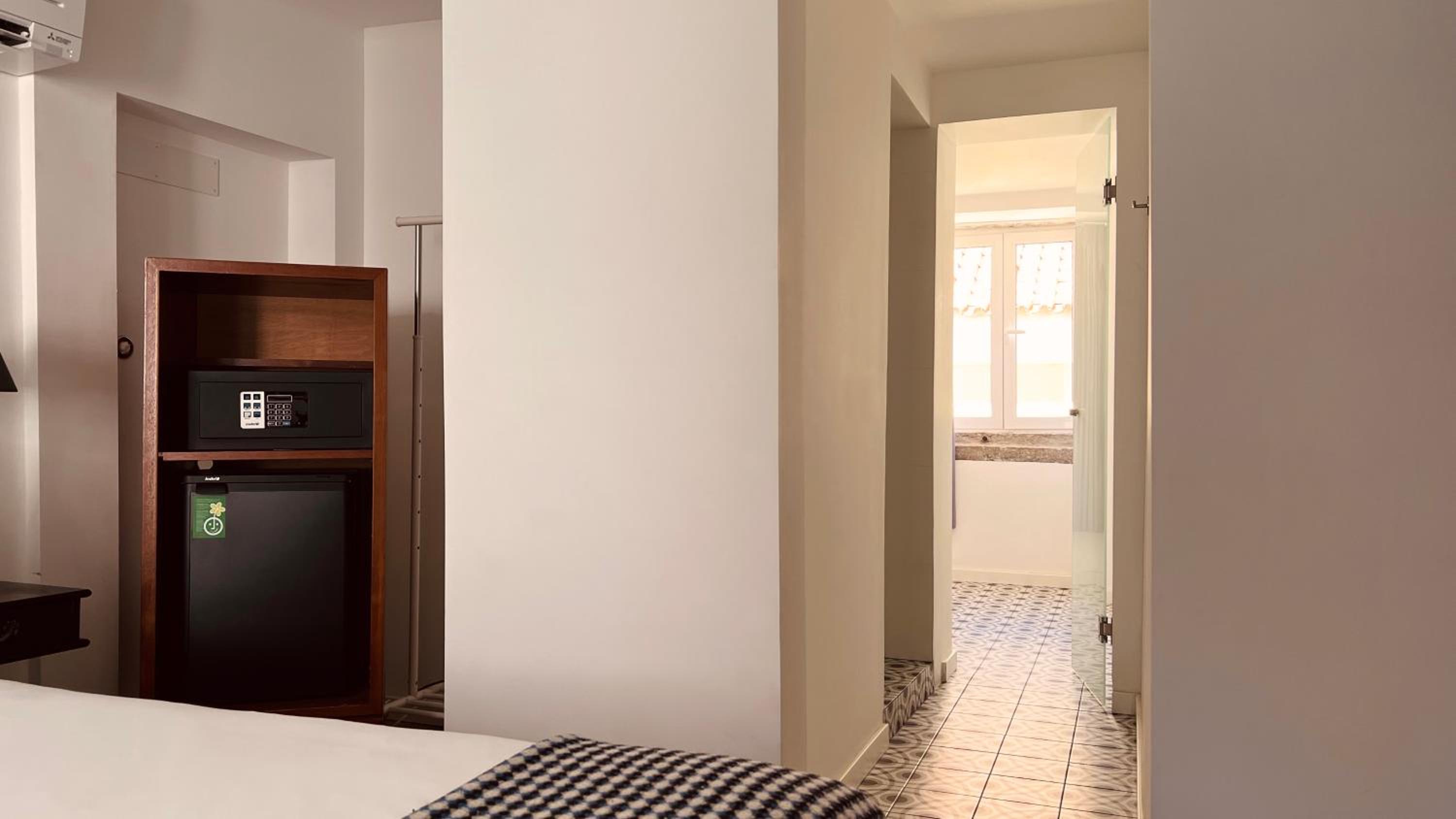 Standard Double Room - Photo 8