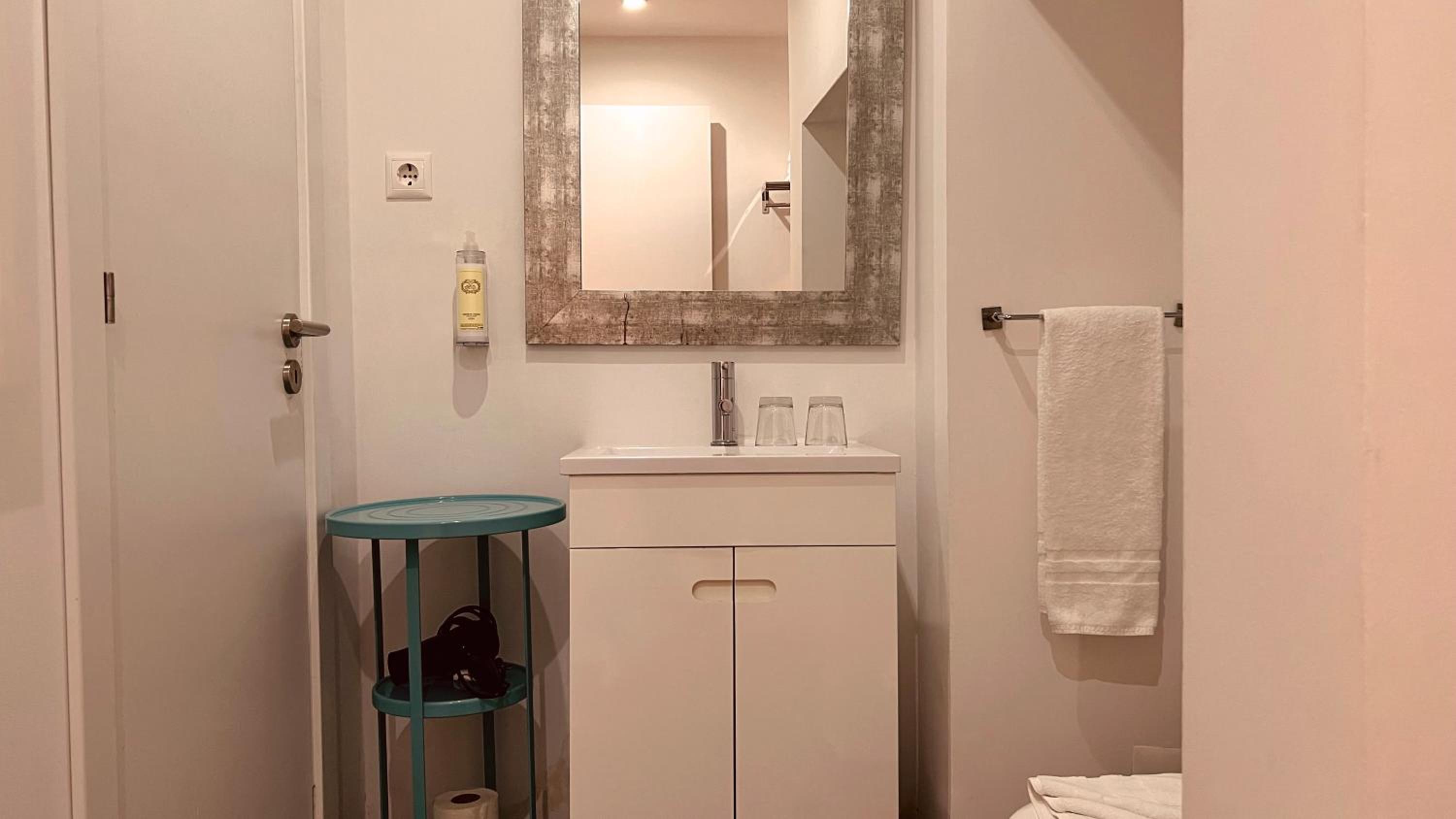 Standard Double Room - Photo 3