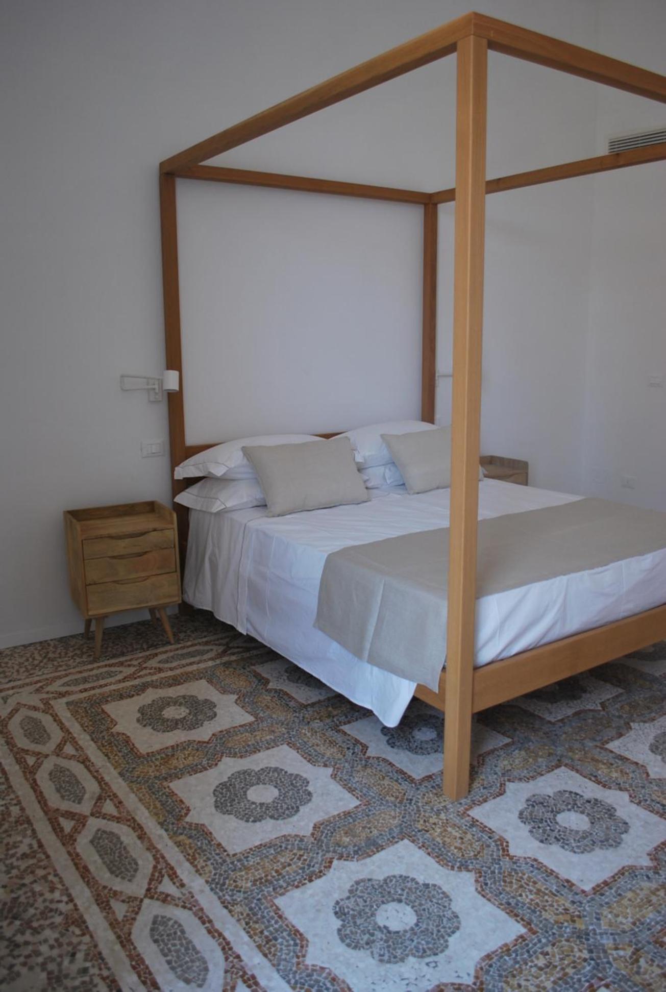Deluxe Double Room with Side Sea View