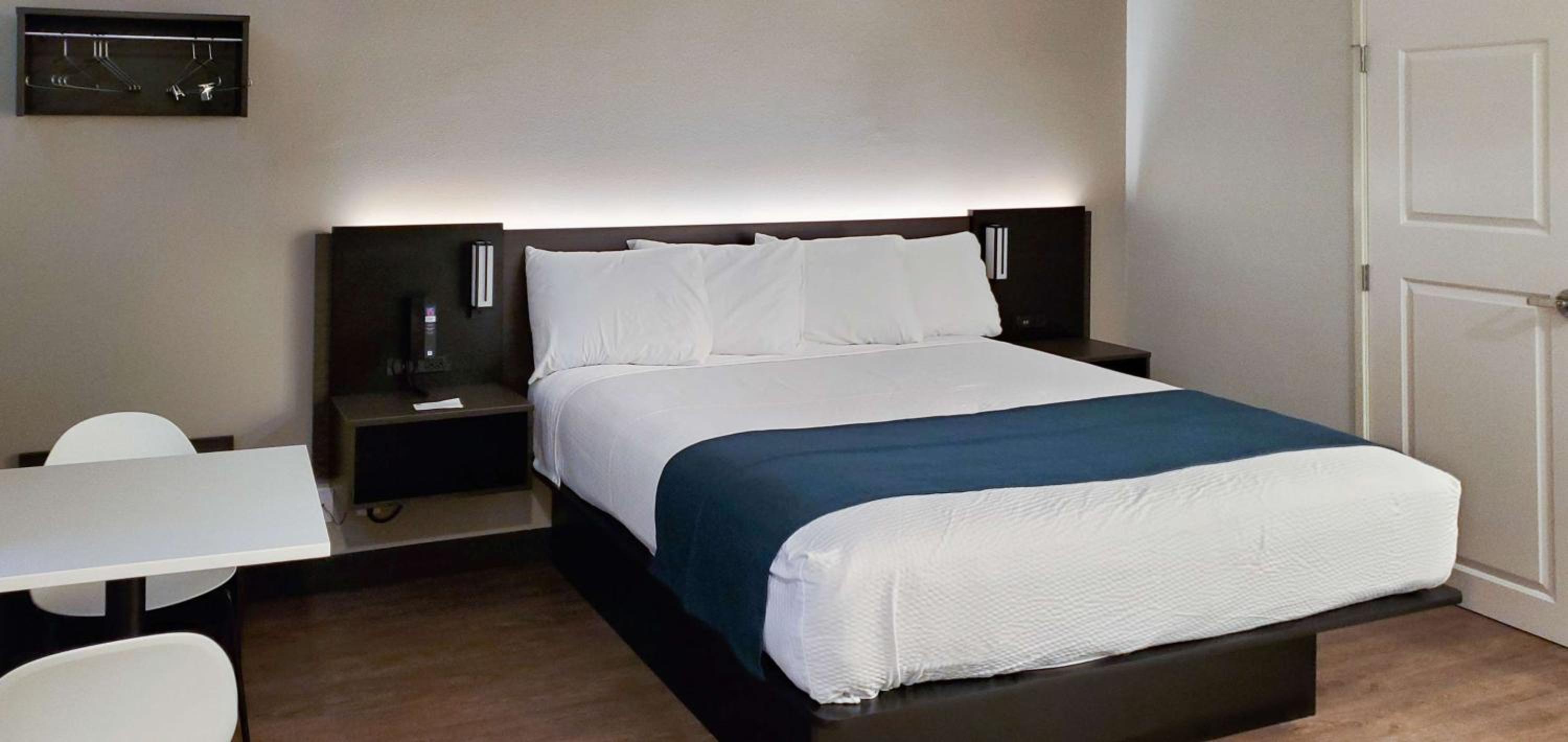 Deluxe King Room - Non-Smoking