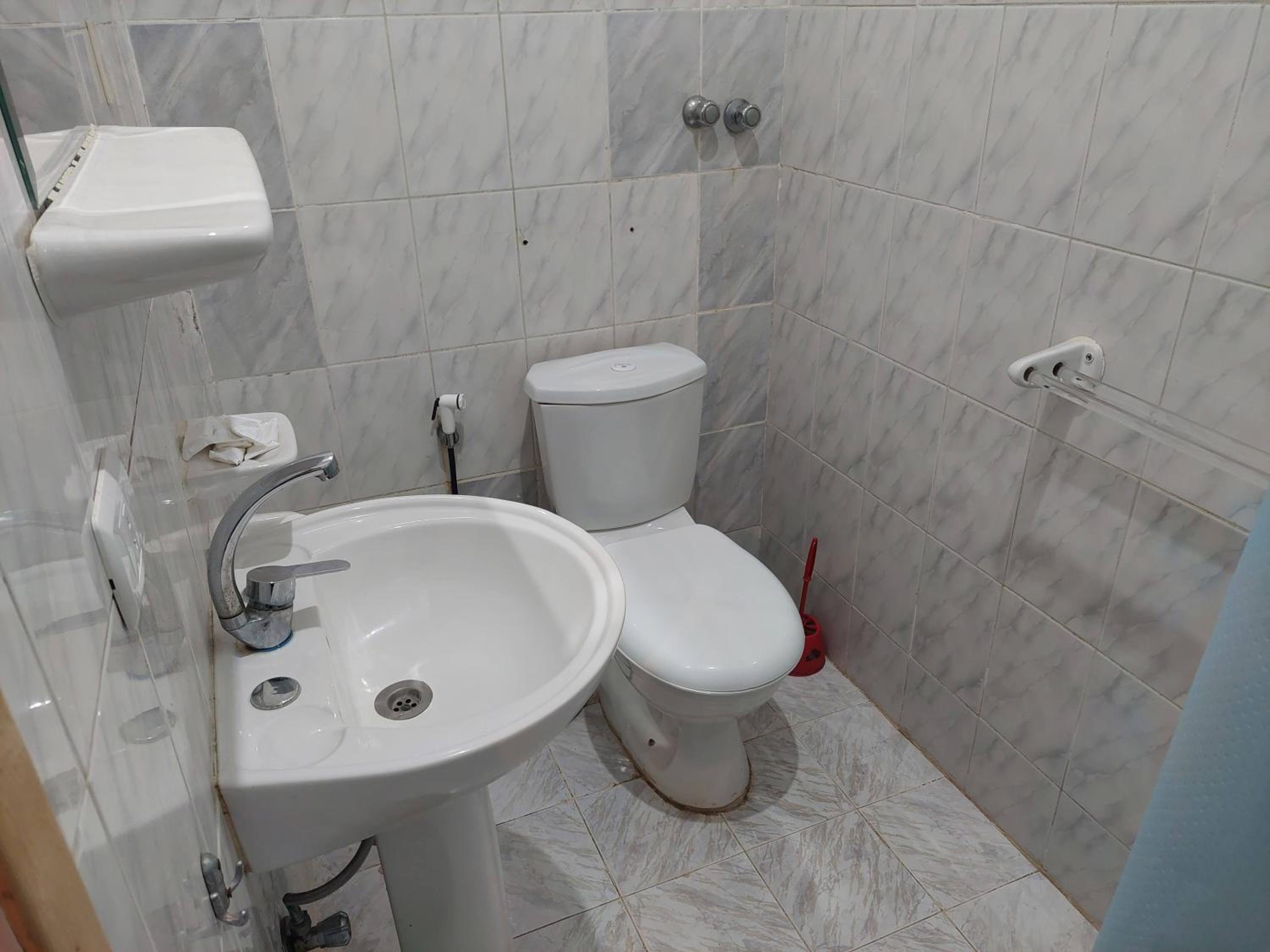Double Room with Private Bathroom - Photo 2